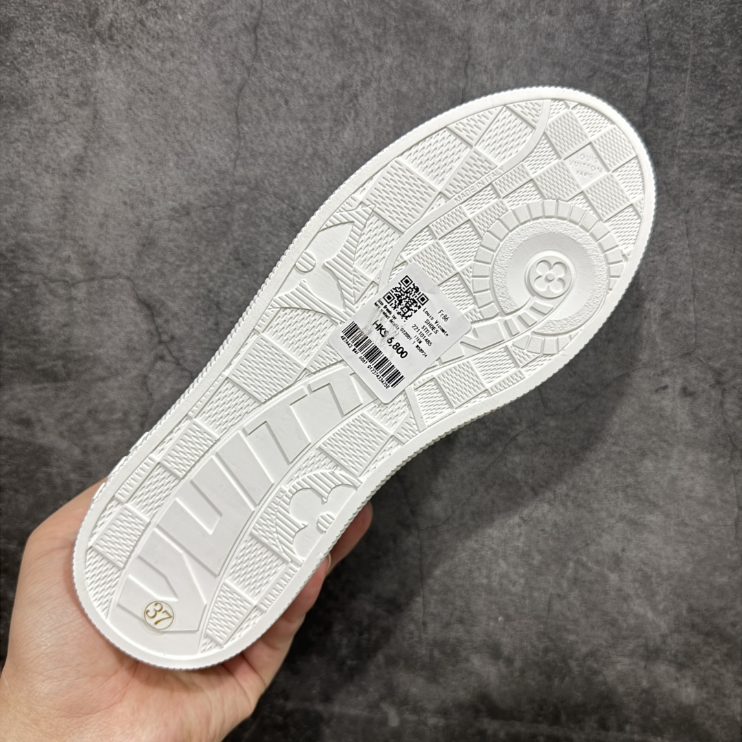 图片[9]-【广东纯原版本】LV 2025ss最新Lagoon系列 丹宁牛仔布 压花 休闲鞋 帆布鞋 这款Lagoon 运动鞋取材，法国顶级高奢品牌 为经典设计注入复古气息。Louis Vuitton 路易威登春夏 -面料：原版进口定制头层牛皮 -内里垫脚：透气布 -底厚：2.5cm -鞋底：防滑TPU材质 配件抽屉礼盒 防尘布袋 身份卡 采用软质粒面头层牛革拼接制成鞋面材质 高密度电脑车线工艺 小牛真皮内里贴附PU超软脚感乳胶鞋垫 尺码：35 36 37 38 39 40-选品中心