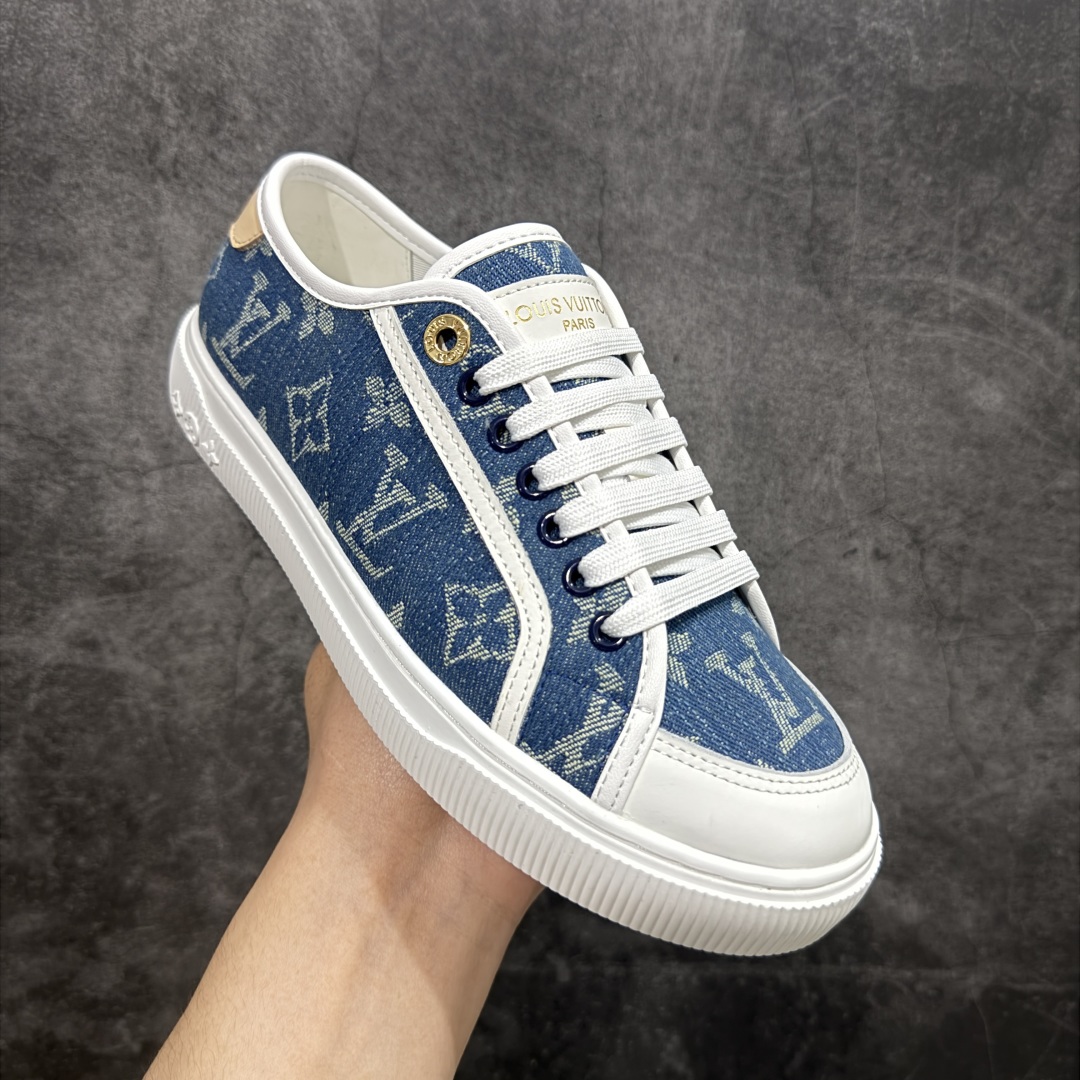 图片[3]-【广东纯原版本】LV 2025ss最新Lagoon系列 丹宁牛仔布 压花 休闲鞋 帆布鞋 这款Lagoon 运动鞋取材，法国顶级高奢品牌 为经典设计注入复古气息。Louis Vuitton 路易威登春夏 -面料：原版进口定制头层牛皮 -内里垫脚：透气布 -底厚：2.5cm -鞋底：防滑TPU材质 配件抽屉礼盒 防尘布袋 身份卡 采用软质粒面头层牛革拼接制成鞋面材质 高密度电脑车线工艺 小牛真皮内里贴附PU超软脚感乳胶鞋垫 尺码：35 36 37 38 39 40-选品中心