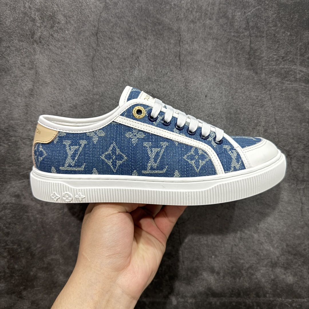 【广东纯原版本】LV 2025ss最新Lagoon系列 丹宁牛仔布 压花 休闲鞋 帆布鞋 这款Lagoon 运动鞋取材，法国顶级高奢品牌 为经典设计注入复古气息。Louis Vuitton 路易威登春夏 -面料：原版进口定制头层牛皮 -内里垫脚：透气布 -底厚：2.5cm -鞋底：防滑TPU材质 配件抽屉礼盒 防尘布袋 身份卡 采用软质粒面头层牛革拼接制成鞋面材质 高密度电脑车线工艺 小牛真皮内里贴附PU超软脚感乳胶鞋垫 尺码：35 36 37 38 39 40-选品中心