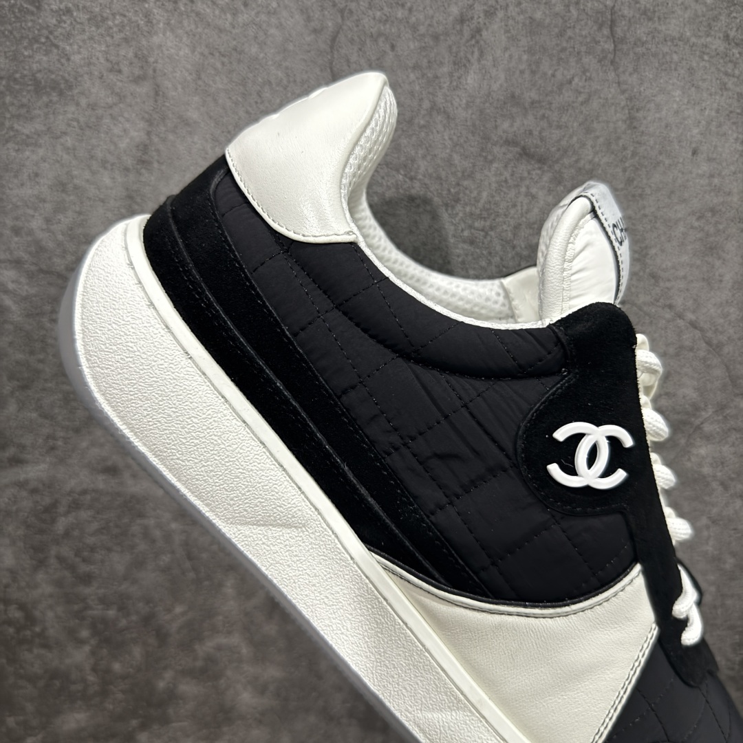 图片[7]-【渠道版】Chanel 香奈儿羊毛呢滑板鞋 独家包装 独家男鞋磨具 市场第一家做到47码 24款经典款最新配色 黑白色 鞋面采用羊京拼接太空布 五金配件大底原版全套开模 牛筋 ~真羊毛呢~tpu开模双色底 各大博主社交日推款，这季新款简直闭眼入，上脚狂好看，率性的休闲运动风，演绎香奈儿的时髦女性气质，整体定制令当时市面上的所有运动款变得过时，本系列现已登陆发售 ~官方同步 尺码：35 36 37 38 39 40 41 42 43 44 45 46 47-选品中心