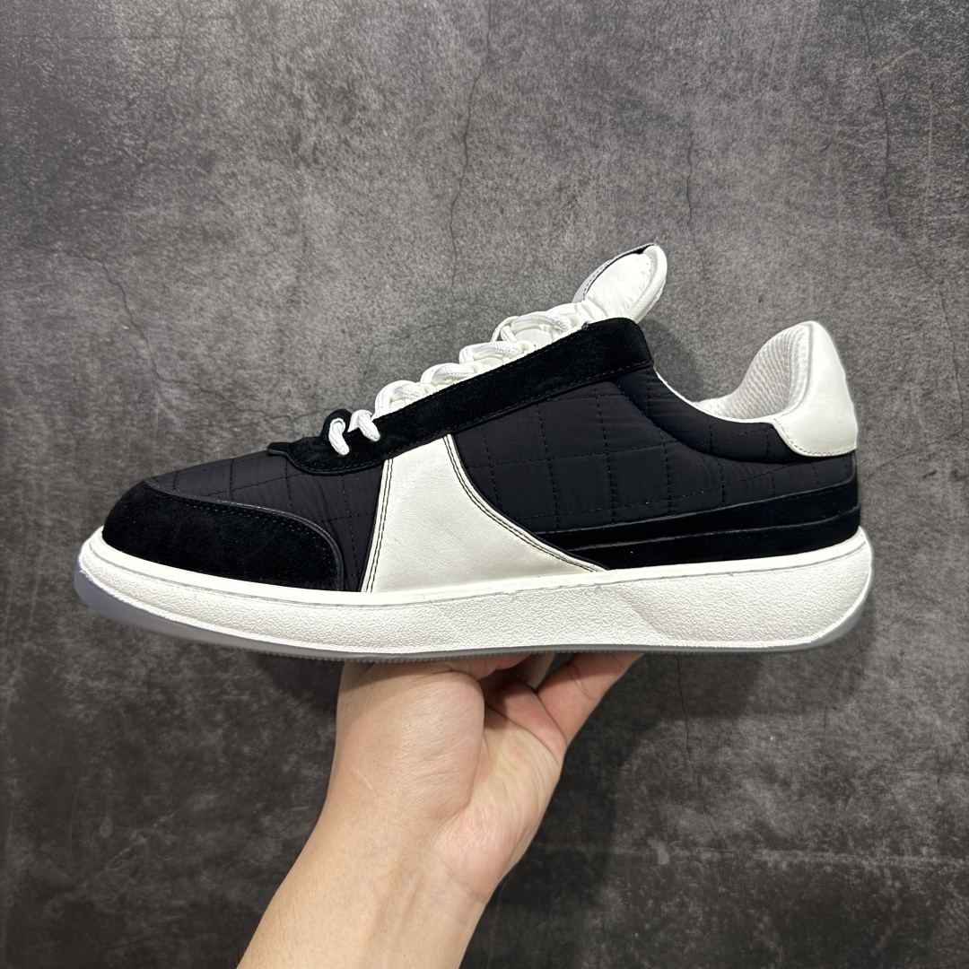 图片[2]-【渠道版】Chanel 香奈儿羊毛呢滑板鞋 独家包装 独家男鞋磨具 市场第一家做到47码 24款经典款最新配色 黑白色 鞋面采用羊京拼接太空布 五金配件大底原版全套开模 牛筋 ~真羊毛呢~tpu开模双色底 各大博主社交日推款，这季新款简直闭眼入，上脚狂好看，率性的休闲运动风，演绎香奈儿的时髦女性气质，整体定制令当时市面上的所有运动款变得过时，本系列现已登陆发售 ~官方同步 尺码：35 36 37 38 39 40 41 42 43 44 45 46 47-选品中心