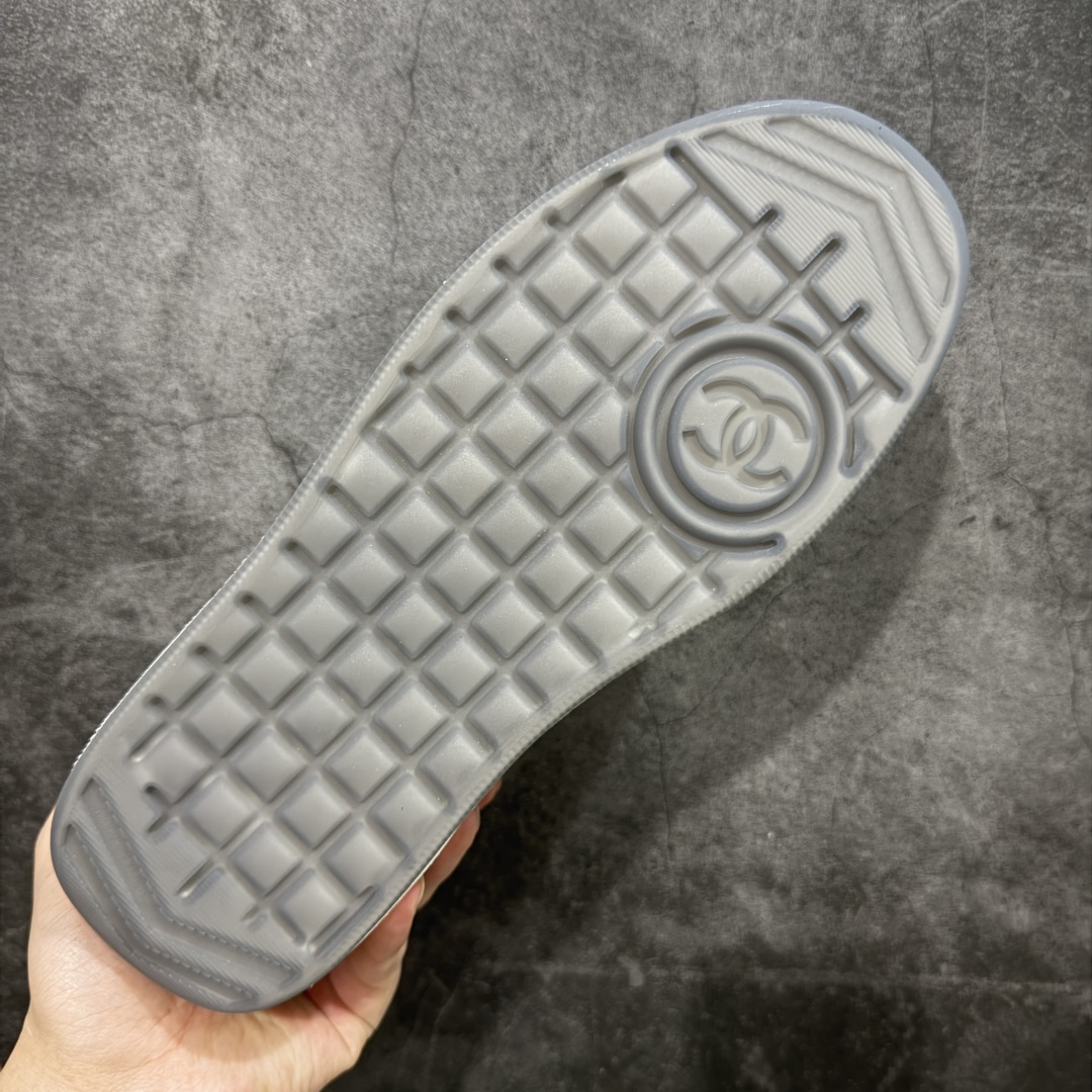 图片[9]-【渠道版】Chanel 香奈儿羊毛呢滑板鞋 独家包装 独家男鞋磨具 市场第一家做到47码 24款经典款最新配色 黑白色 鞋面采用羊京拼接太空布 五金配件大底原版全套开模 牛筋 ~真羊毛呢~tpu开模双色底 各大博主社交日推款，这季新款简直闭眼入，上脚狂好看，率性的休闲运动风，演绎香奈儿的时髦女性气质，整体定制令当时市面上的所有运动款变得过时，本系列现已登陆发售 ~官方同步 尺码：35 36 37 38 39 40 41 42 43 44 45 46 47-选品中心