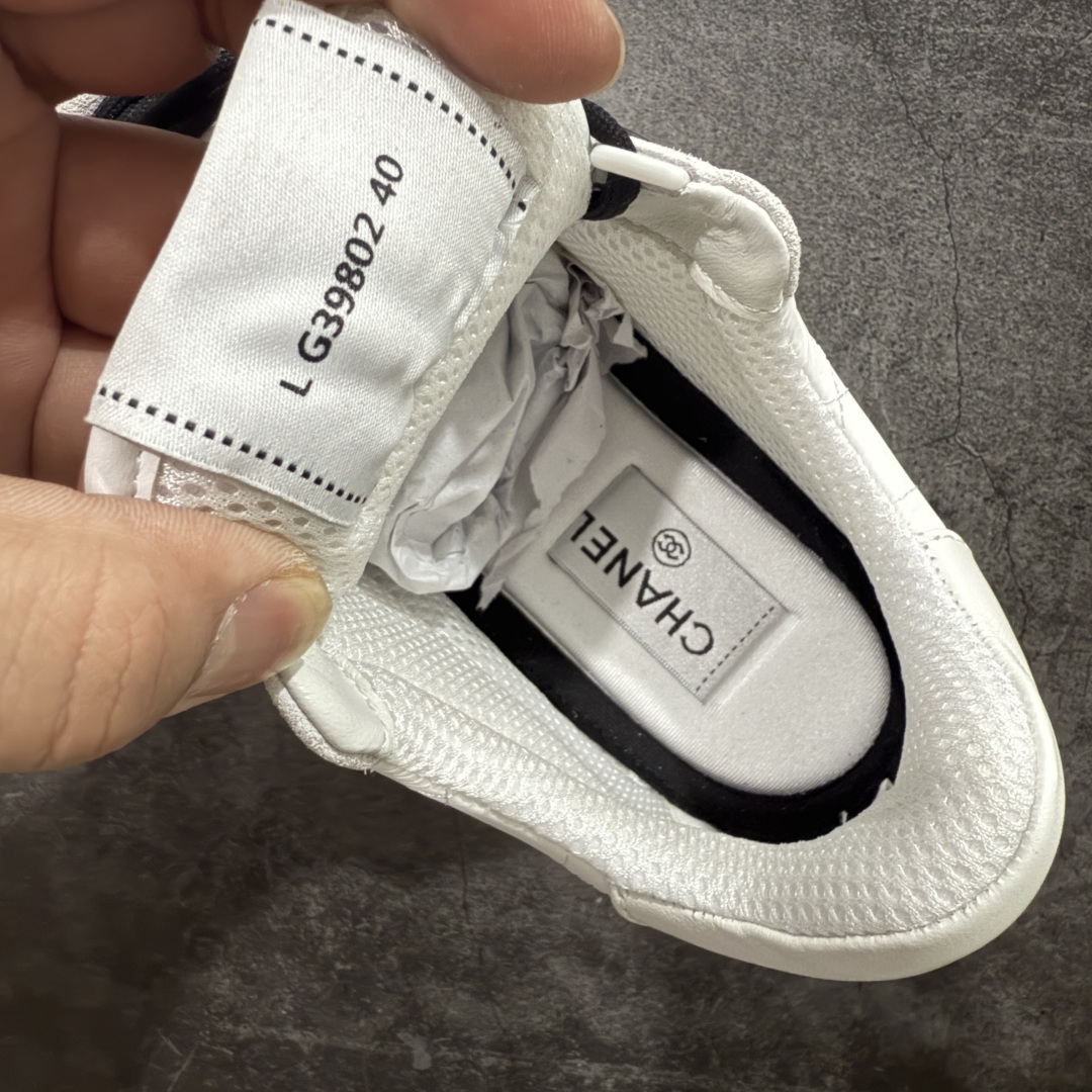 图片[7]-【渠道版】Chanel 香奈儿羊毛呢滑板鞋 独家包装 独家男鞋磨具 市场第一家做到47码 24款经典款最新配色 黑白色 鞋面采用羊京拼接太空布 五金配件大底原版全套开模 牛筋 ~真羊毛呢~tpu开模双色底 各大博主社交日推款，这季新款简直闭眼入，上脚狂好看，率性的休闲运动风，演绎香奈儿的时髦女性气质，整体定制令当时市面上的所有运动款变得过时，本系列现已登陆发售 ~官方同步 尺码：35 36 37 38 39 40 41 42 43 44 45 46 47-选品中心