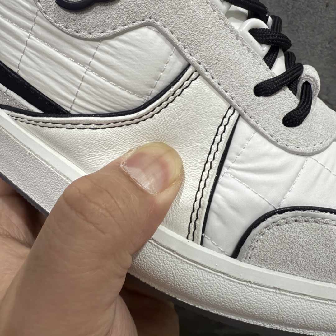 图片[4]-【渠道版】Chanel 香奈儿羊毛呢滑板鞋 独家包装 独家男鞋磨具 市场第一家做到47码 24款经典款最新配色 黑白色 鞋面采用羊京拼接太空布 五金配件大底原版全套开模 牛筋 ~真羊毛呢~tpu开模双色底 各大博主社交日推款，这季新款简直闭眼入，上脚狂好看，率性的休闲运动风，演绎香奈儿的时髦女性气质，整体定制令当时市面上的所有运动款变得过时，本系列现已登陆发售 ~官方同步 尺码：35 36 37 38 39 40 41 42 43 44 45 46 47-选品中心