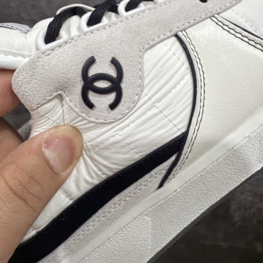 图片[3]-【渠道版】Chanel 香奈儿羊毛呢滑板鞋 独家包装 独家男鞋磨具 市场第一家做到47码 24款经典款最新配色 黑白色 鞋面采用羊京拼接太空布 五金配件大底原版全套开模 牛筋 ~真羊毛呢~tpu开模双色底 各大博主社交日推款，这季新款简直闭眼入，上脚狂好看，率性的休闲运动风，演绎香奈儿的时髦女性气质，整体定制令当时市面上的所有运动款变得过时，本系列现已登陆发售 ~官方同步 尺码：35 36 37 38 39 40 41 42 43 44 45 46 47-选品中心