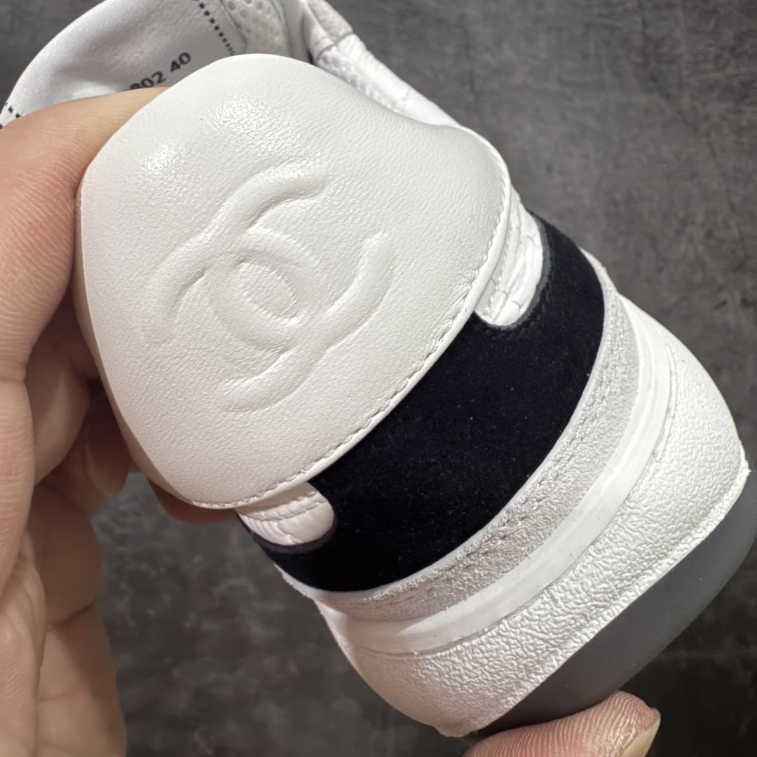 图片[2]-【渠道版】Chanel 香奈儿羊毛呢滑板鞋 独家包装 独家男鞋磨具 市场第一家做到47码 24款经典款最新配色 黑白色 鞋面采用羊京拼接太空布 五金配件大底原版全套开模 牛筋 ~真羊毛呢~tpu开模双色底 各大博主社交日推款，这季新款简直闭眼入，上脚狂好看，率性的休闲运动风，演绎香奈儿的时髦女性气质，整体定制令当时市面上的所有运动款变得过时，本系列现已登陆发售 ~官方同步 尺码：35 36 37 38 39 40 41 42 43 44 45 46 47-选品中心