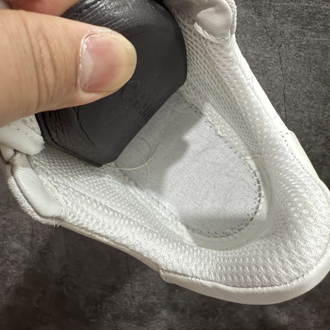 图片[8]-【渠道版】Chanel 香奈儿羊毛呢滑板鞋 独家包装 独家男鞋磨具 市场第一家做到47码 24款经典款最新配色 黑白色 鞋面采用羊京拼接太空布 五金配件大底原版全套开模 牛筋 ~真羊毛呢~tpu开模双色底 各大博主社交日推款，这季新款简直闭眼入，上脚狂好看，率性的休闲运动风，演绎香奈儿的时髦女性气质，整体定制令当时市面上的所有运动款变得过时，本系列现已登陆发售 ~官方同步 尺码：35 36 37 38 39 40 41 42 43 44 45 46 47-选品中心