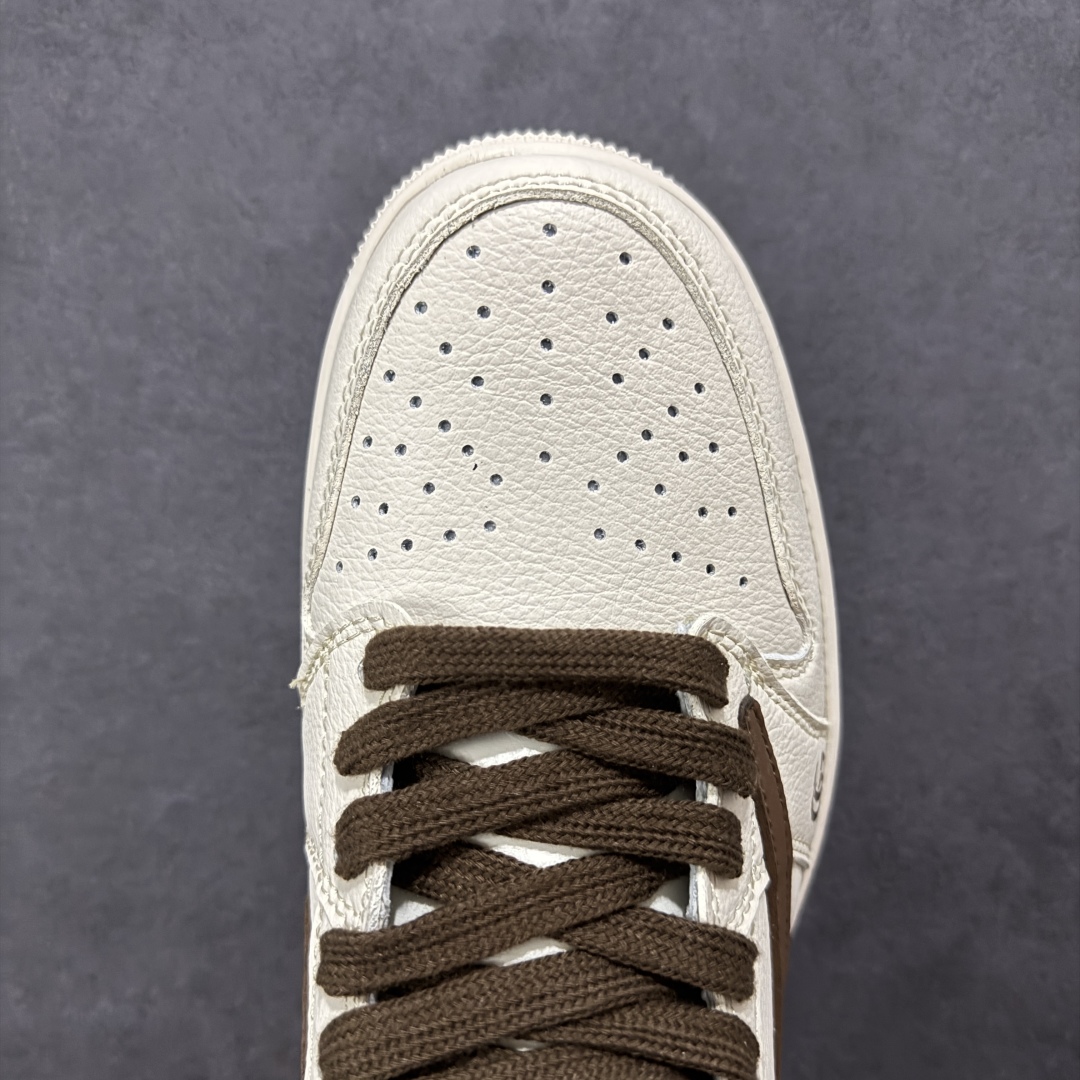 图片[8]-【定制版】Travis Scott x Fragment Design x Air Jordan 1 Low OG SP AJ1 乔1 C蓝勾 低帮文化休闲板鞋 QY0168 996 #多方联名合作融合了Travis Scott 独特的音乐风格，藤原浩个性的设计风格以及Jordan品牌的经典元素 使其成为一双具有独特身份和价值的鞋子 清新而立体的外观加上联名标识更突出了其独特身份 这种配色方案显示出活力和时尚感 在视觉上引人注目 鞋身的质感和细腻的细节处理使其显得高端而格调十足 这款“倒钩”联名是设计与创意完美结合 融合多方的个性风格是一款备受瞩目的潮流鞋款 尺码：36 36.5 37.5 38 38.5 39 40 40.5 41 42 42.5 43 44 44.5 45-选品中心