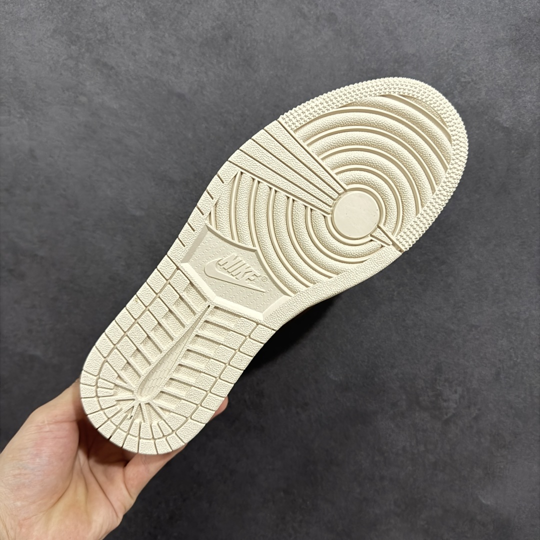 图片[9]-【定制版】Travis Scott x Fragment Design x Air Jordan 1 Low OG SP AJ1 乔1 C蓝勾 低帮文化休闲板鞋 QY0168 996 #多方联名合作融合了Travis Scott 独特的音乐风格，藤原浩个性的设计风格以及Jordan品牌的经典元素 使其成为一双具有独特身份和价值的鞋子 清新而立体的外观加上联名标识更突出了其独特身份 这种配色方案显示出活力和时尚感 在视觉上引人注目 鞋身的质感和细腻的细节处理使其显得高端而格调十足 这款“倒钩”联名是设计与创意完美结合 融合多方的个性风格是一款备受瞩目的潮流鞋款 尺码：36 36.5 37.5 38 38.5 39 40 40.5 41 42 42.5 43 44 44.5 45-选品中心