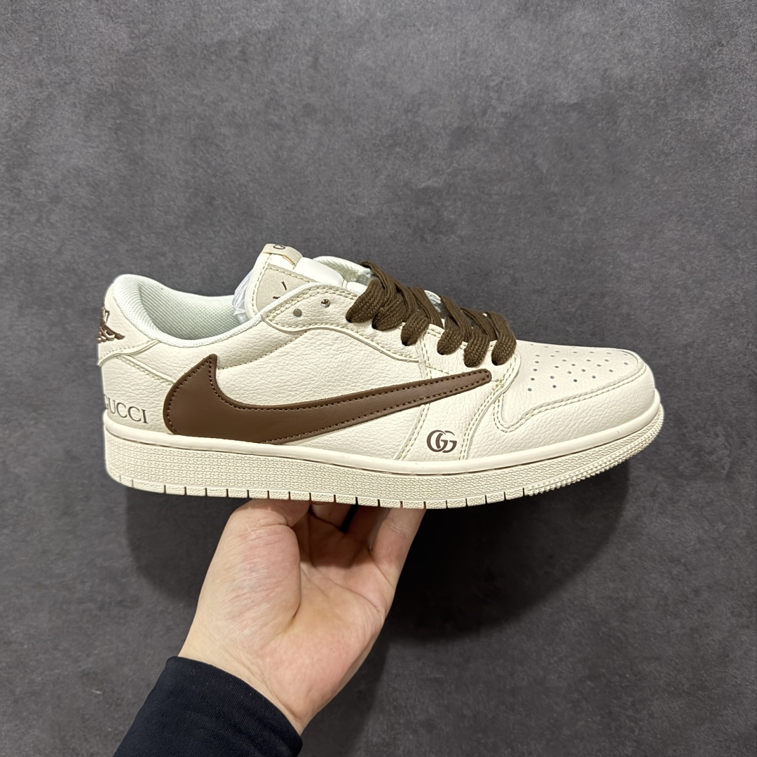 【定制版】Travis Scott x Fragment Design x Air Jordan 1 Low OG SP AJ1 乔1 C蓝勾 低帮文化休闲板鞋 QY0168 996 #多方联名合作融合了Travis Scott 独特的音乐风格，藤原浩个性的设计风格以及Jordan品牌的经典元素 使其成为一双具有独特身份和价值的鞋子 清新而立体的外观加上联名标识更突出了其独特身份 这种配色方案显示出活力和时尚感 在视觉上引人注目 鞋身的质感和细腻的细节处理使其显得高端而格调十足 这款“倒钩”联名是设计与创意完美结合 融合多方的个性风格是一款备受瞩目的潮流鞋款 尺码：36 36.5 37.5 38 38.5 39 40 40.5 41 42 42.5 43 44 44.5 45-选品中心