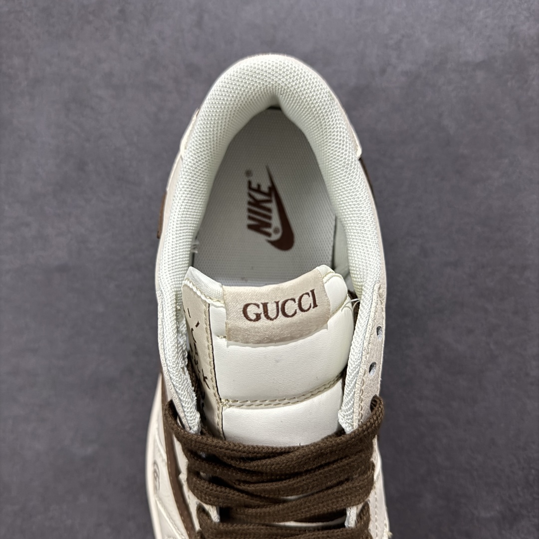 图片[7]-【定制版】Travis Scott x Fragment Design x Air Jordan 1 Low OG SP AJ1 乔1 C蓝勾 低帮文化休闲板鞋 QY0168 996 #多方联名合作融合了Travis Scott 独特的音乐风格，藤原浩个性的设计风格以及Jordan品牌的经典元素 使其成为一双具有独特身份和价值的鞋子 清新而立体的外观加上联名标识更突出了其独特身份 这种配色方案显示出活力和时尚感 在视觉上引人注目 鞋身的质感和细腻的细节处理使其显得高端而格调十足 这款“倒钩”联名是设计与创意完美结合 融合多方的个性风格是一款备受瞩目的潮流鞋款 尺码：36 36.5 37.5 38 38.5 39 40 40.5 41 42 42.5 43 44 44.5 45-选品中心