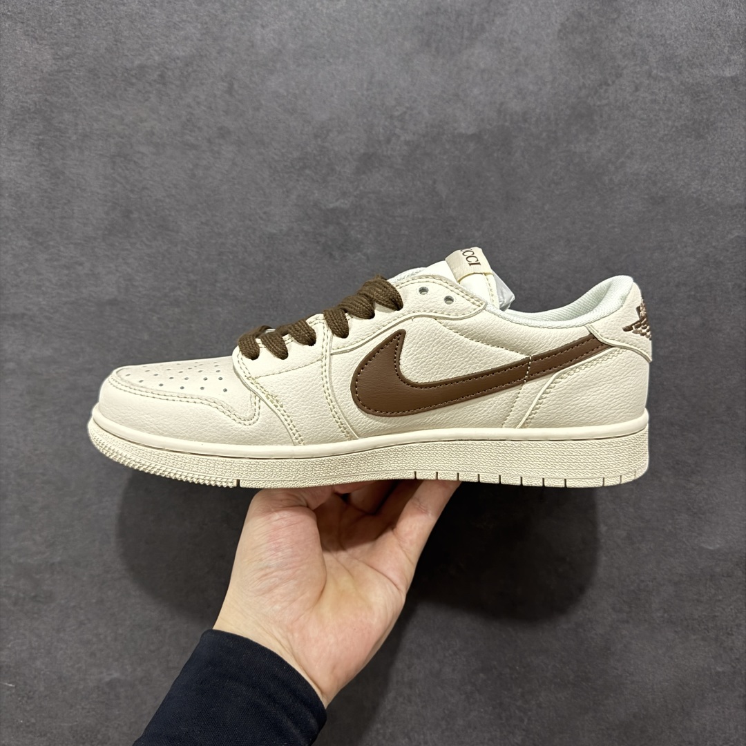 图片[2]-【定制版】Travis Scott x Fragment Design x Air Jordan 1 Low OG SP AJ1 乔1 C蓝勾 低帮文化休闲板鞋 QY0168 996 #多方联名合作融合了Travis Scott 独特的音乐风格，藤原浩个性的设计风格以及Jordan品牌的经典元素 使其成为一双具有独特身份和价值的鞋子 清新而立体的外观加上联名标识更突出了其独特身份 这种配色方案显示出活力和时尚感 在视觉上引人注目 鞋身的质感和细腻的细节处理使其显得高端而格调十足 这款“倒钩”联名是设计与创意完美结合 融合多方的个性风格是一款备受瞩目的潮流鞋款 尺码：36 36.5 37.5 38 38.5 39 40 40.5 41 42 42.5 43 44 44.5 45-选品中心