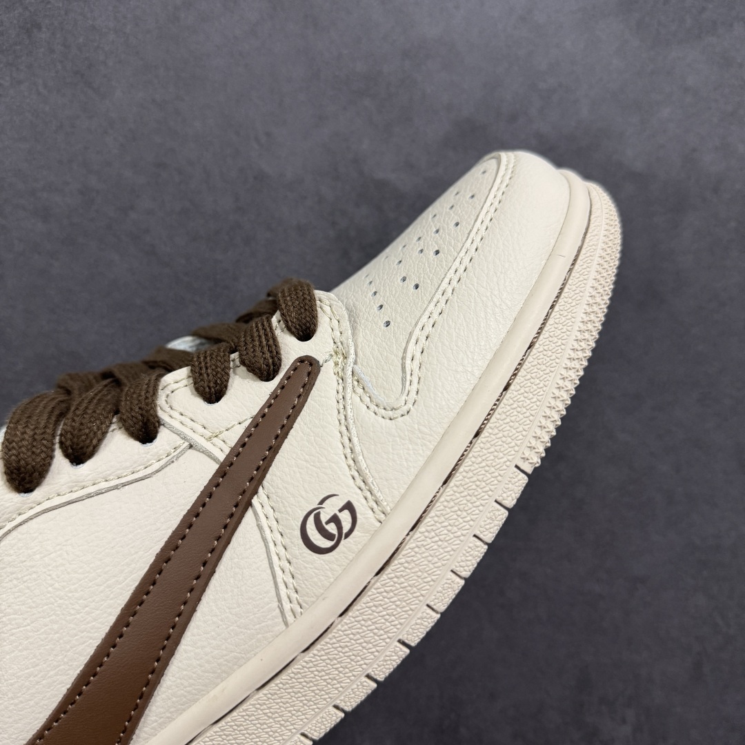 图片[5]-【定制版】Travis Scott x Fragment Design x Air Jordan 1 Low OG SP AJ1 乔1 C蓝勾 低帮文化休闲板鞋 QY0168 996 #多方联名合作融合了Travis Scott 独特的音乐风格，藤原浩个性的设计风格以及Jordan品牌的经典元素 使其成为一双具有独特身份和价值的鞋子 清新而立体的外观加上联名标识更突出了其独特身份 这种配色方案显示出活力和时尚感 在视觉上引人注目 鞋身的质感和细腻的细节处理使其显得高端而格调十足 这款“倒钩”联名是设计与创意完美结合 融合多方的个性风格是一款备受瞩目的潮流鞋款 尺码：36 36.5 37.5 38 38.5 39 40 40.5 41 42 42.5 43 44 44.5 45-选品中心