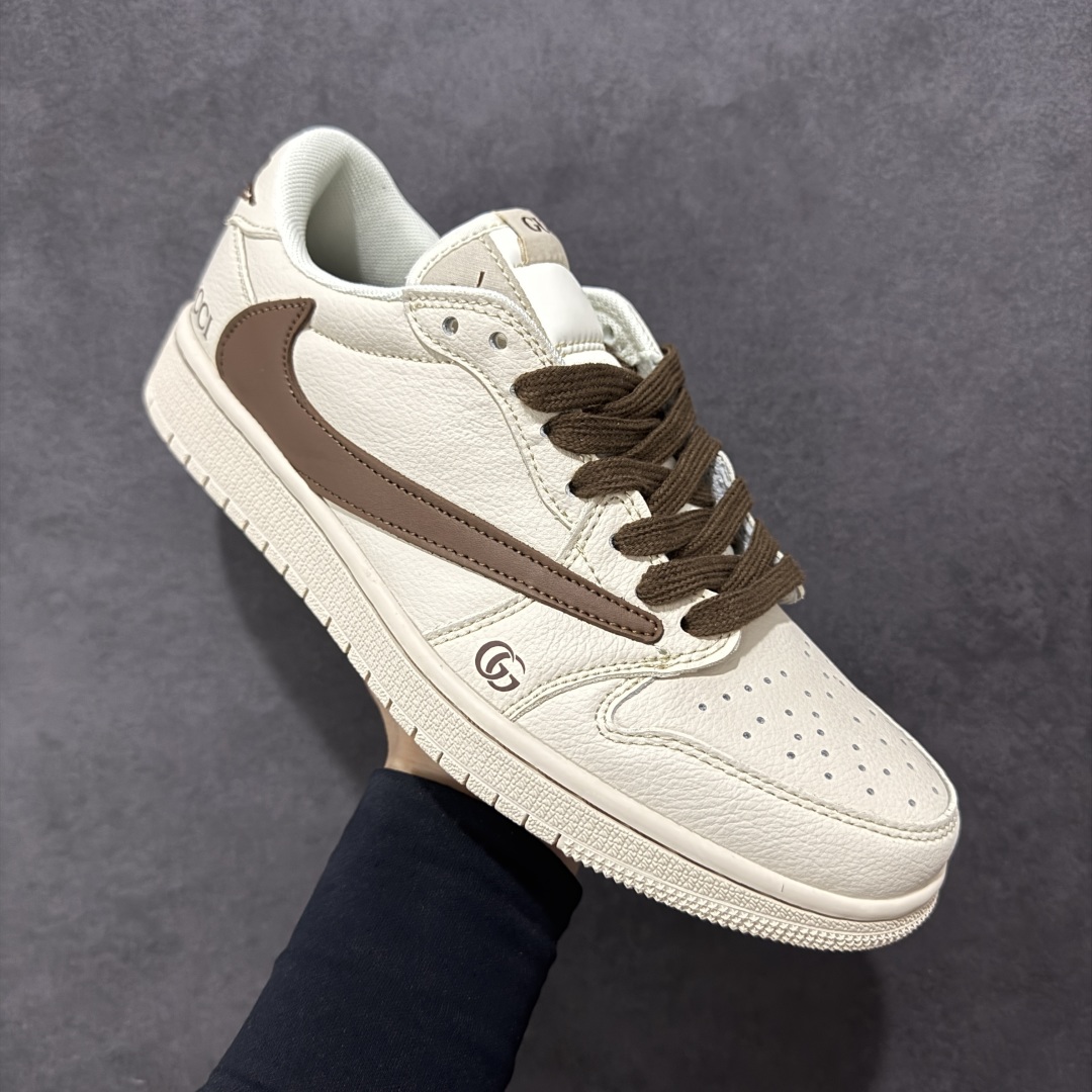 图片[3]-【定制版】Travis Scott x Fragment Design x Air Jordan 1 Low OG SP AJ1 乔1 C蓝勾 低帮文化休闲板鞋 QY0168 996 #多方联名合作融合了Travis Scott 独特的音乐风格，藤原浩个性的设计风格以及Jordan品牌的经典元素 使其成为一双具有独特身份和价值的鞋子 清新而立体的外观加上联名标识更突出了其独特身份 这种配色方案显示出活力和时尚感 在视觉上引人注目 鞋身的质感和细腻的细节处理使其显得高端而格调十足 这款“倒钩”联名是设计与创意完美结合 融合多方的个性风格是一款备受瞩目的潮流鞋款 尺码：36 36.5 37.5 38 38.5 39 40 40.5 41 42 42.5 43 44 44.5 45-选品中心