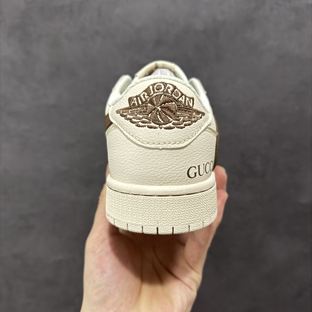 图片[4]-【定制版】Travis Scott x Fragment Design x Air Jordan 1 Low OG SP AJ1 乔1 C蓝勾 低帮文化休闲板鞋 QY0168 996 #多方联名合作融合了Travis Scott 独特的音乐风格，藤原浩个性的设计风格以及Jordan品牌的经典元素 使其成为一双具有独特身份和价值的鞋子 清新而立体的外观加上联名标识更突出了其独特身份 这种配色方案显示出活力和时尚感 在视觉上引人注目 鞋身的质感和细腻的细节处理使其显得高端而格调十足 这款“倒钩”联名是设计与创意完美结合 融合多方的个性风格是一款备受瞩目的潮流鞋款 尺码：36 36.5 37.5 38 38.5 39 40 40.5 41 42 42.5 43 44 44.5 45-选品中心