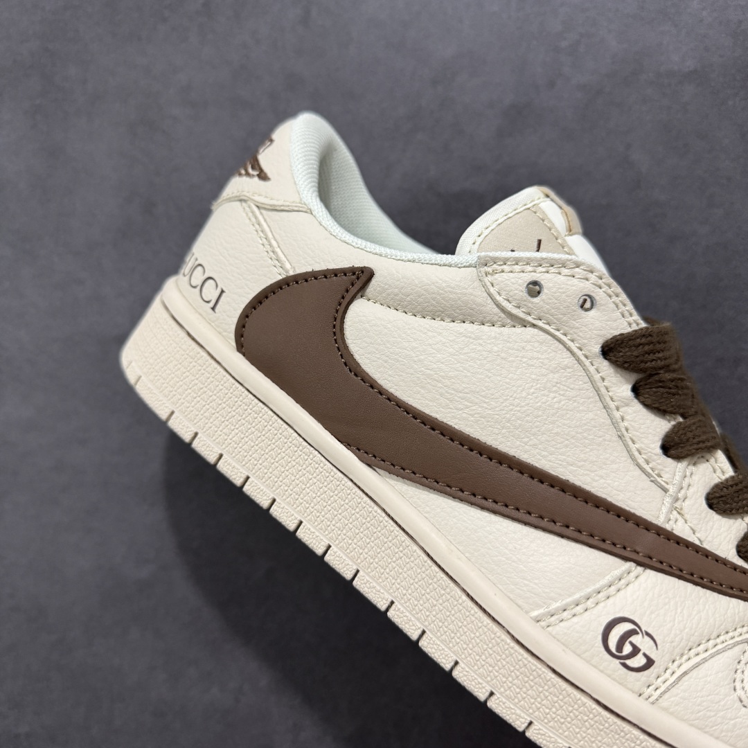 图片[6]-【定制版】Travis Scott x Fragment Design x Air Jordan 1 Low OG SP AJ1 乔1 C蓝勾 低帮文化休闲板鞋 QY0168 996 #多方联名合作融合了Travis Scott 独特的音乐风格，藤原浩个性的设计风格以及Jordan品牌的经典元素 使其成为一双具有独特身份和价值的鞋子 清新而立体的外观加上联名标识更突出了其独特身份 这种配色方案显示出活力和时尚感 在视觉上引人注目 鞋身的质感和细腻的细节处理使其显得高端而格调十足 这款“倒钩”联名是设计与创意完美结合 融合多方的个性风格是一款备受瞩目的潮流鞋款 尺码：36 36.5 37.5 38 38.5 39 40 40.5 41 42 42.5 43 44 44.5 45-选品中心
