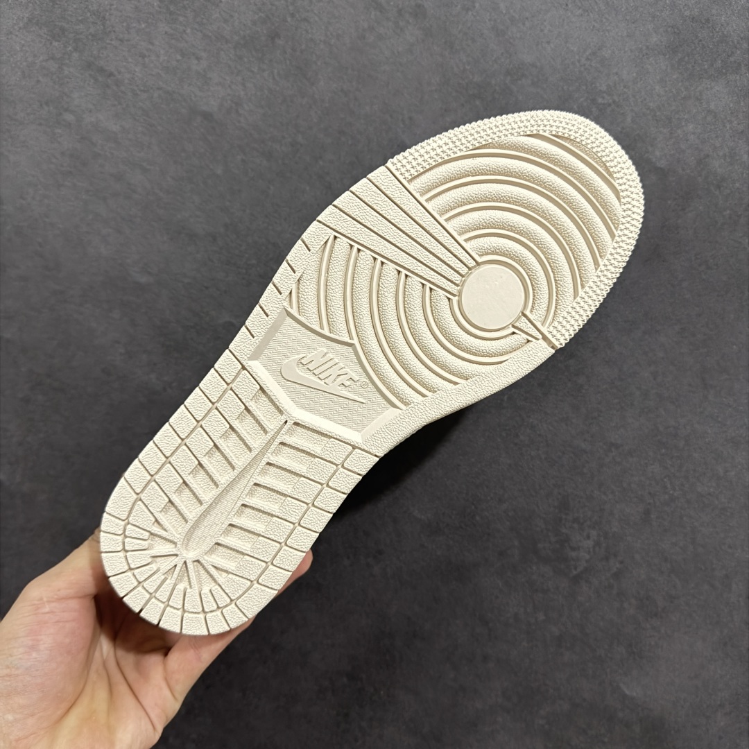 图片[9]-【定制版】Travis Scott x Fragment Design x Air Jordan 1 Low OG SP AJ1 乔1 蓝勾 低帮文化休闲板鞋 QY0568 952 #多方联名合作融合了Travis Scott 独特的音乐风格，藤原浩个性的设计风格以及Jordan品牌的经典元素 使其成为一双具有独特身份和价值的鞋子 清新而立体的外观加上联名标识更突出了其独特身份 这种配色方案显示出活力和时尚感 在视觉上引人注目 鞋身的质感和细腻的细节处理使其显得高端而格调十足 这款“倒钩”联名是设计与创意完美结合 融合多方的个性风格是一款备受瞩目的潮流鞋款 尺码：36 36.5 37.5 38 38.5 39 40 40.5 41 42 42.5 43 44 44.5 45-选品中心