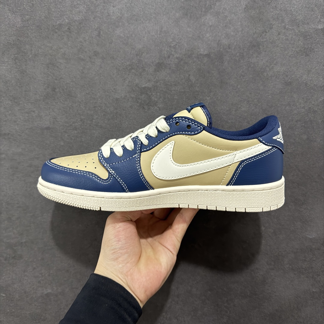 图片[2]-【定制版】Travis Scott x Fragment Design x Air Jordan 1 Low OG SP AJ1 乔1 蓝勾 低帮文化休闲板鞋 QY0568 952 #多方联名合作融合了Travis Scott 独特的音乐风格，藤原浩个性的设计风格以及Jordan品牌的经典元素 使其成为一双具有独特身份和价值的鞋子 清新而立体的外观加上联名标识更突出了其独特身份 这种配色方案显示出活力和时尚感 在视觉上引人注目 鞋身的质感和细腻的细节处理使其显得高端而格调十足 这款“倒钩”联名是设计与创意完美结合 融合多方的个性风格是一款备受瞩目的潮流鞋款 尺码：36 36.5 37.5 38 38.5 39 40 40.5 41 42 42.5 43 44 44.5 45-选品中心