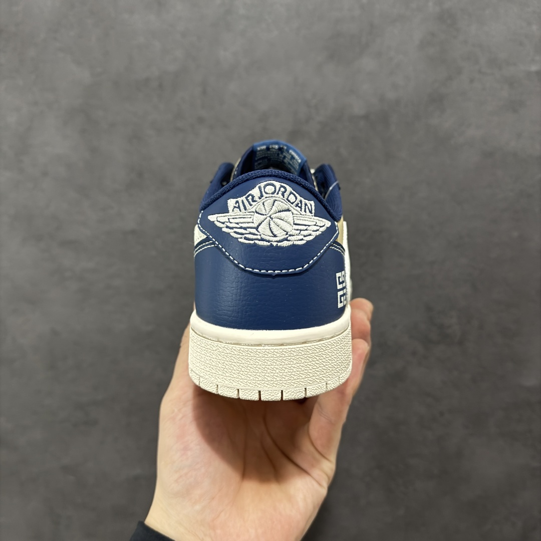 图片[4]-【定制版】Travis Scott x Fragment Design x Air Jordan 1 Low OG SP AJ1 乔1 蓝勾 低帮文化休闲板鞋 QY0568 952 #多方联名合作融合了Travis Scott 独特的音乐风格，藤原浩个性的设计风格以及Jordan品牌的经典元素 使其成为一双具有独特身份和价值的鞋子 清新而立体的外观加上联名标识更突出了其独特身份 这种配色方案显示出活力和时尚感 在视觉上引人注目 鞋身的质感和细腻的细节处理使其显得高端而格调十足 这款“倒钩”联名是设计与创意完美结合 融合多方的个性风格是一款备受瞩目的潮流鞋款 尺码：36 36.5 37.5 38 38.5 39 40 40.5 41 42 42.5 43 44 44.5 45-选品中心