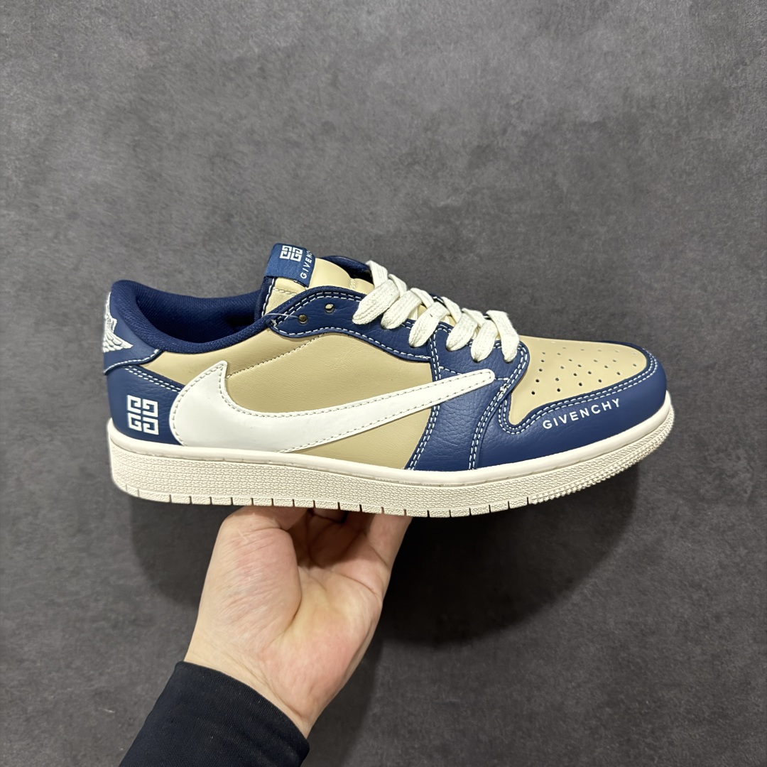 【定制版】Travis Scott x Fragment Design x Air Jordan 1 Low OG SP AJ1 乔1 蓝勾 低帮文化休闲板鞋 QY0568 952 #多方联名合作融合了Travis Scott 独特的音乐风格,藤原浩个性的设计风格以及Jordan品牌的经典元素 使其成为一双具有独特身份和价值的鞋子 清新而立体的外观加上联名标识更突出了其独特身份 这种配色方案显示出活力和时尚感 在视觉上引人注目 鞋身的质感和细腻的细节处理使其显得高端而格调十足 这款“倒钩”联名是设计与创意完美结合 融合多方的个性风格是一款备受瞩目的潮流鞋款 尺码:36 36.5 37.5 38 38.5 39 40 40.5 41 42 42.5 43 44 44.5 45-选品中心