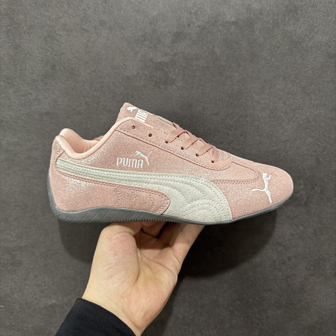 【公司级】Puma Speedcat OG 防滑耐磨低帮德训赛车板鞋 孔眼底座和脚趾凸起由绒面革材料制成 支持侧踏时的踏步工作 脚背和侧板采用尼龙网布 即使在健身房等使用环境中也能确保透气性 像吸盘一样的设计是为了提高体育馆表面的抓地力性能 货号: 404434-01 尺码: 35.5 36 36.5 37.5 38 38.5 39 40-选品中心