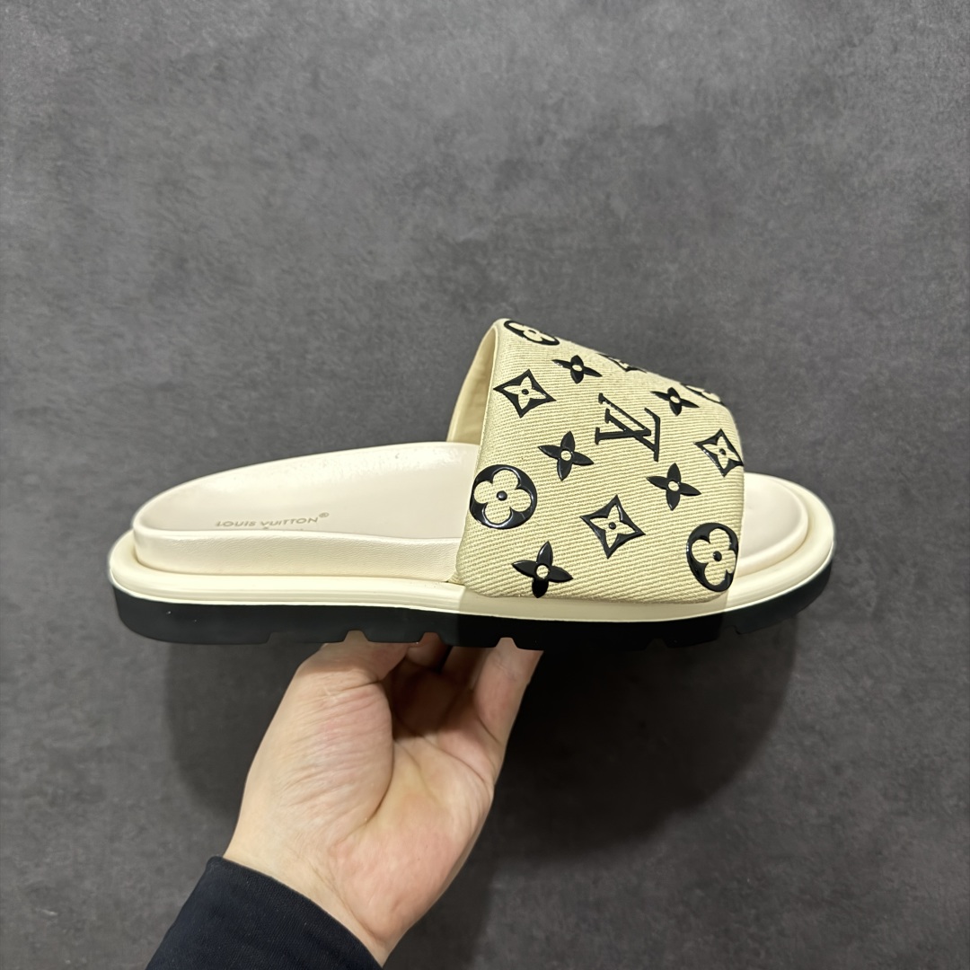 【广东纯原版本】LOUIS VUITTON |路易威登2025ss最新春夏款 村上隆/Takashi Murakami x LOUIS VUITTON 皮革 圆头套脚一字拖鞋 女款 白色 室内外穿着皆宜。纯羊羔毛材质,鞋面受专水台高密度发泡材质,轻盈舒适,鞋底厚度3.5。 上脚超显腿长 SZ:35 36 37 38 39 40 41 42 43 44 45-选品中心