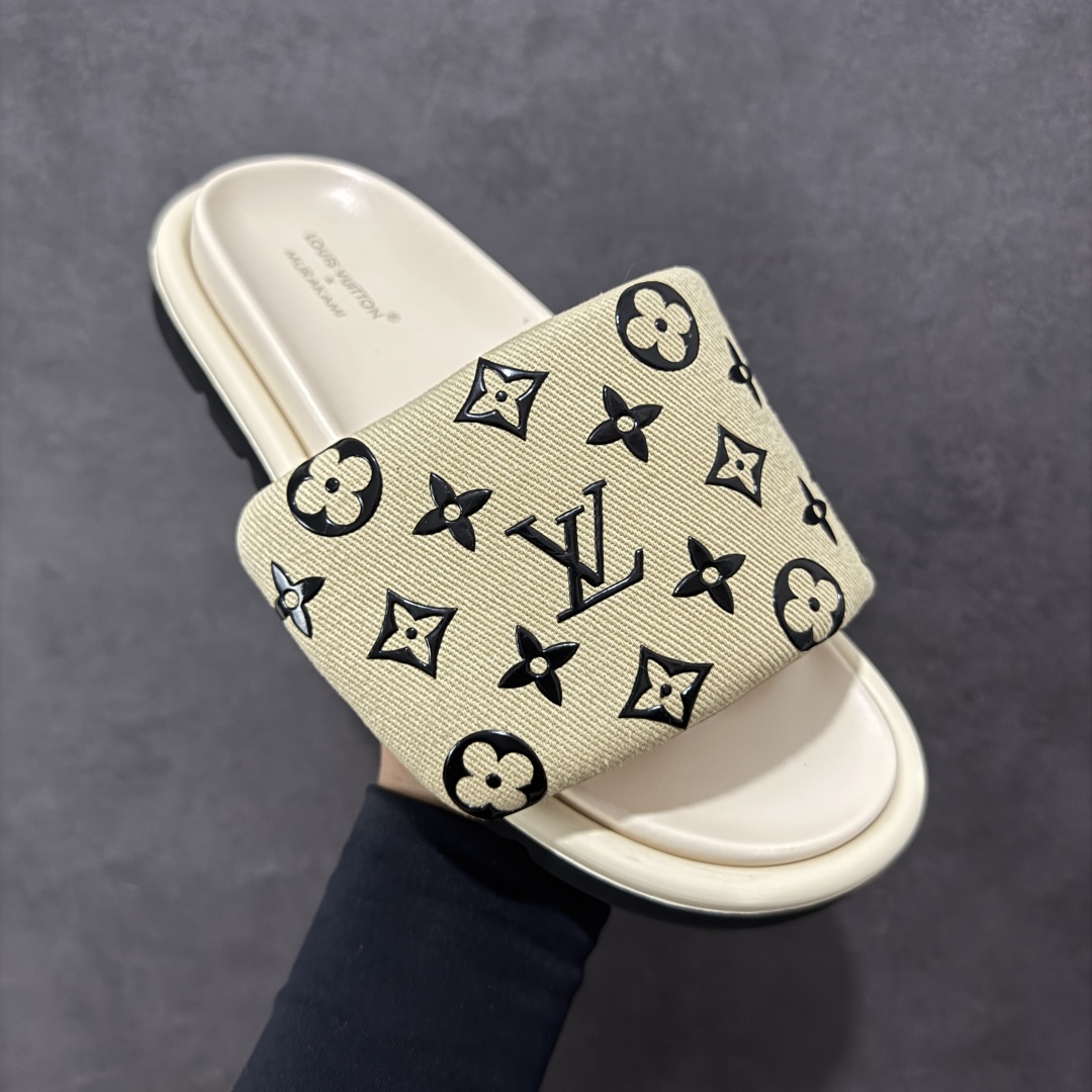 图片[3]-【广东纯原版本】LOUIS VUITTON ｜路易威登2025ss最新春夏款 村上隆/Takashi Murakami x LOUIS VUITTON 皮革 圆头套脚一字拖鞋 女款 白色 室内外穿着皆宜。纯羊羔毛材质，鞋面受专水台高密度发泡材质，轻盈舒适，鞋底厚度3.5。 上脚超显腿长 SZ：35 36 37 38 39 40 41 42 43 44 45-选品中心