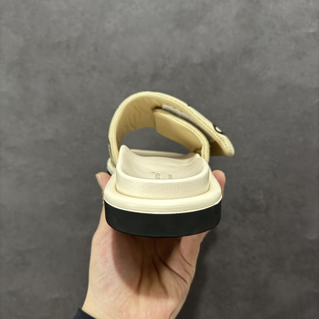 图片[4]-【广东纯原版本】LOUIS VUITTON ｜路易威登2025ss最新春夏款 村上隆/Takashi Murakami x LOUIS VUITTON 皮革 圆头套脚一字拖鞋 女款 白色 室内外穿着皆宜。纯羊羔毛材质，鞋面受专水台高密度发泡材质，轻盈舒适，鞋底厚度3.5。 上脚超显腿长 SZ：35 36 37 38 39 40 41 42 43 44 45-选品中心