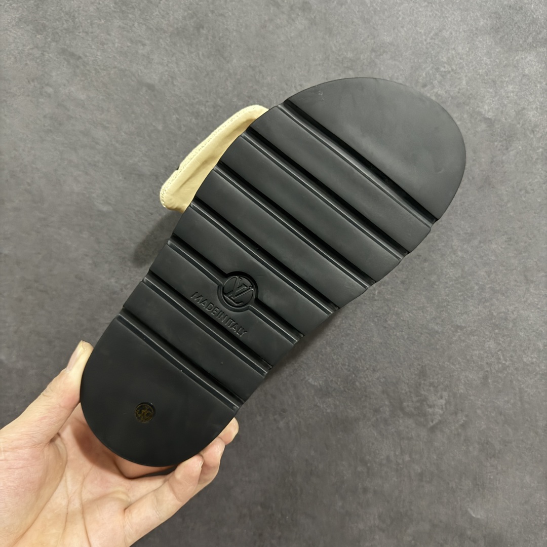 图片[9]-【广东纯原版本】LOUIS VUITTON ｜路易威登2025ss最新春夏款 村上隆/Takashi Murakami x LOUIS VUITTON 皮革 圆头套脚一字拖鞋 女款 白色 室内外穿着皆宜。纯羊羔毛材质，鞋面受专水台高密度发泡材质，轻盈舒适，鞋底厚度3.5。 上脚超显腿长 SZ：35 36 37 38 39 40 41 42 43 44 45-选品中心