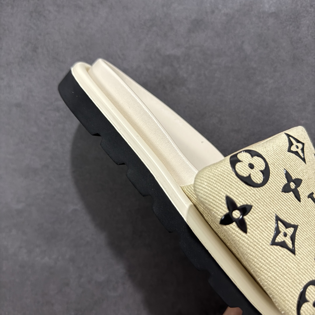 图片[6]-【广东纯原版本】LOUIS VUITTON ｜路易威登2025ss最新春夏款 村上隆/Takashi Murakami x LOUIS VUITTON 皮革 圆头套脚一字拖鞋 女款 白色 室内外穿着皆宜。纯羊羔毛材质，鞋面受专水台高密度发泡材质，轻盈舒适，鞋底厚度3.5。 上脚超显腿长 SZ：35 36 37 38 39 40 41 42 43 44 45-选品中心