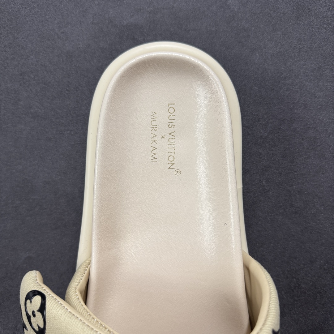 图片[7]-【广东纯原版本】LOUIS VUITTON ｜路易威登2025ss最新春夏款 村上隆/Takashi Murakami x LOUIS VUITTON 皮革 圆头套脚一字拖鞋 女款 白色 室内外穿着皆宜。纯羊羔毛材质，鞋面受专水台高密度发泡材质，轻盈舒适，鞋底厚度3.5。 上脚超显腿长 SZ：35 36 37 38 39 40 41 42 43 44 45-选品中心