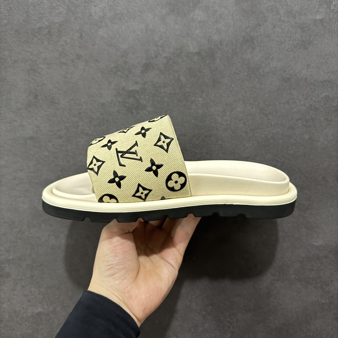 图片[2]-【广东纯原版本】LOUIS VUITTON ｜路易威登2025ss最新春夏款 村上隆/Takashi Murakami x LOUIS VUITTON 皮革 圆头套脚一字拖鞋 女款 白色 室内外穿着皆宜。纯羊羔毛材质，鞋面受专水台高密度发泡材质，轻盈舒适，鞋底厚度3.5。 上脚超显腿长 SZ：35 36 37 38 39 40 41 42 43 44 45-选品中心