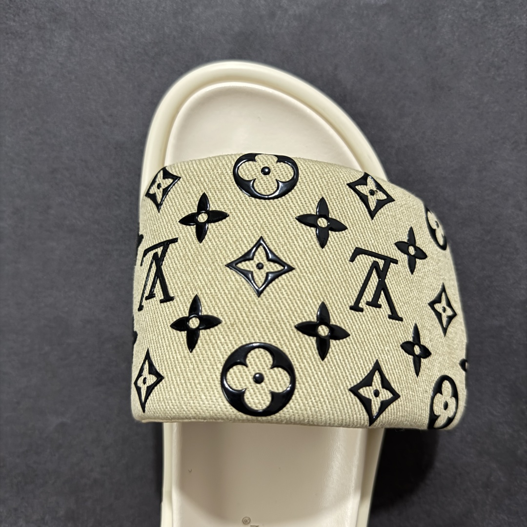 图片[8]-【广东纯原版本】LOUIS VUITTON ｜路易威登2025ss最新春夏款 村上隆/Takashi Murakami x LOUIS VUITTON 皮革 圆头套脚一字拖鞋 女款 白色 室内外穿着皆宜。纯羊羔毛材质，鞋面受专水台高密度发泡材质，轻盈舒适，鞋底厚度3.5。 上脚超显腿长 SZ：35 36 37 38 39 40 41 42 43 44 45-选品中心