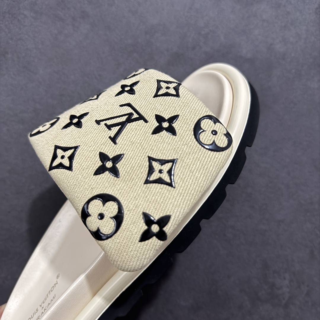 图片[5]-【广东纯原版本】LOUIS VUITTON ｜路易威登2025ss最新春夏款 村上隆/Takashi Murakami x LOUIS VUITTON 皮革 圆头套脚一字拖鞋 女款 白色 室内外穿着皆宜。纯羊羔毛材质，鞋面受专水台高密度发泡材质，轻盈舒适，鞋底厚度3.5。 上脚超显腿长 SZ：35 36 37 38 39 40 41 42 43 44 45-选品中心