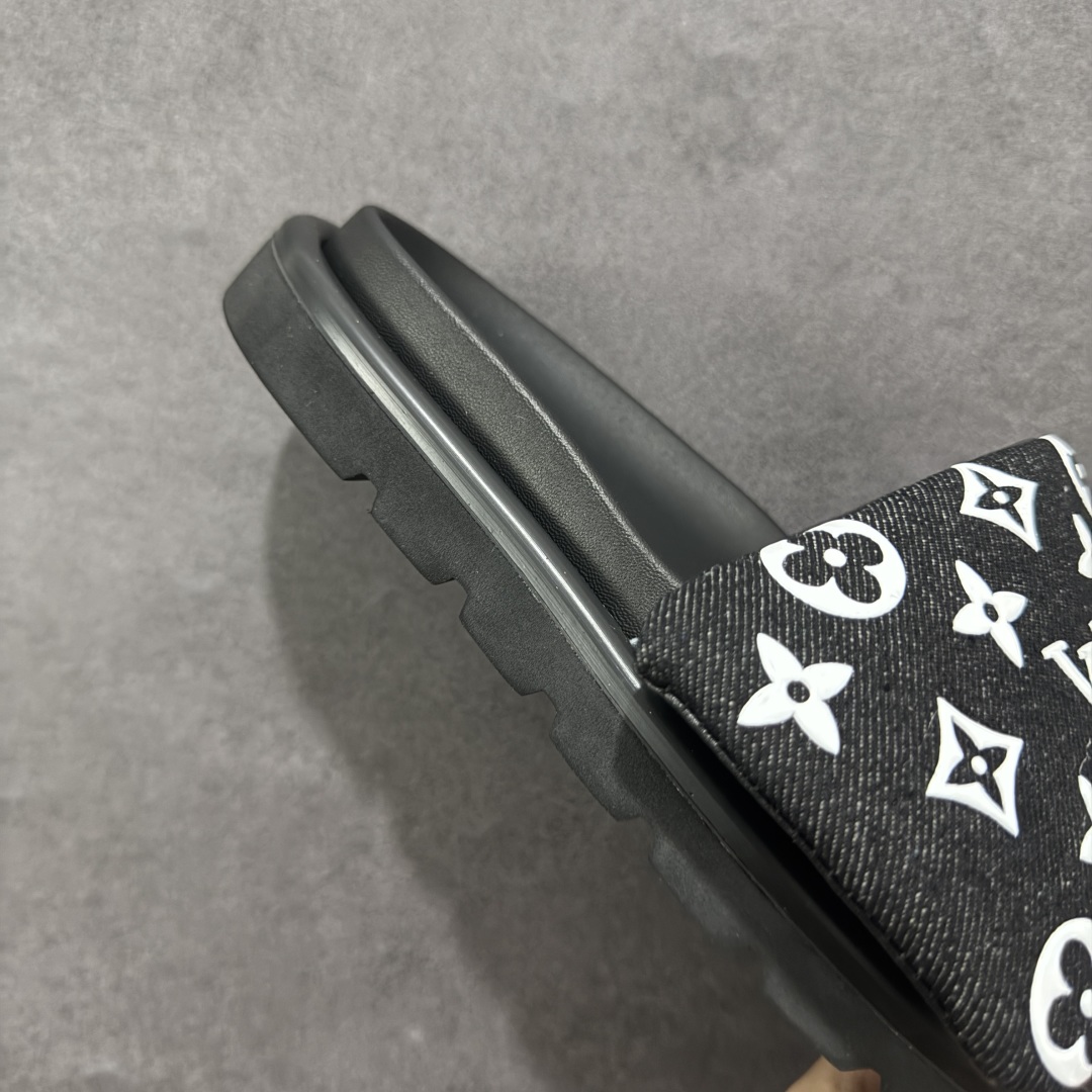 260 LOUIS VUITTON ｜路易威登2025ss最新春夏款 村上隆/Takashi Murakami x LOUIS VUITTON 皮革 圆头套脚一字拖鞋 女款 白色