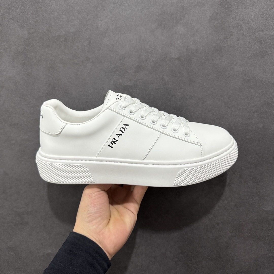 【广东纯原版本】意大利高奢品牌·PRADA普拉达运动板鞋百搭休闲小白鞋系列 #广东大厂品质 25ss春季新款 专柜同步 Prada Cloudbust Thunder运动鞋设计以雕塑感设计重新演绎PRADA独具时尚个性风格。大气个性更潮更抢眼更追求档次,它将颠覆旧念,与您共度时尚潮人必备! 面料采用原版进口小牛皮 牛皮内里垫脚 橡胶发泡大底 轻便防滑耐磨 脚感舒适 款式耐看做工精细 配以简洁利落的鞋楦 经典设计 步履间散发迷人韵味 展现独特风采。 尺码:38-44(皮鞋码)-选品中心