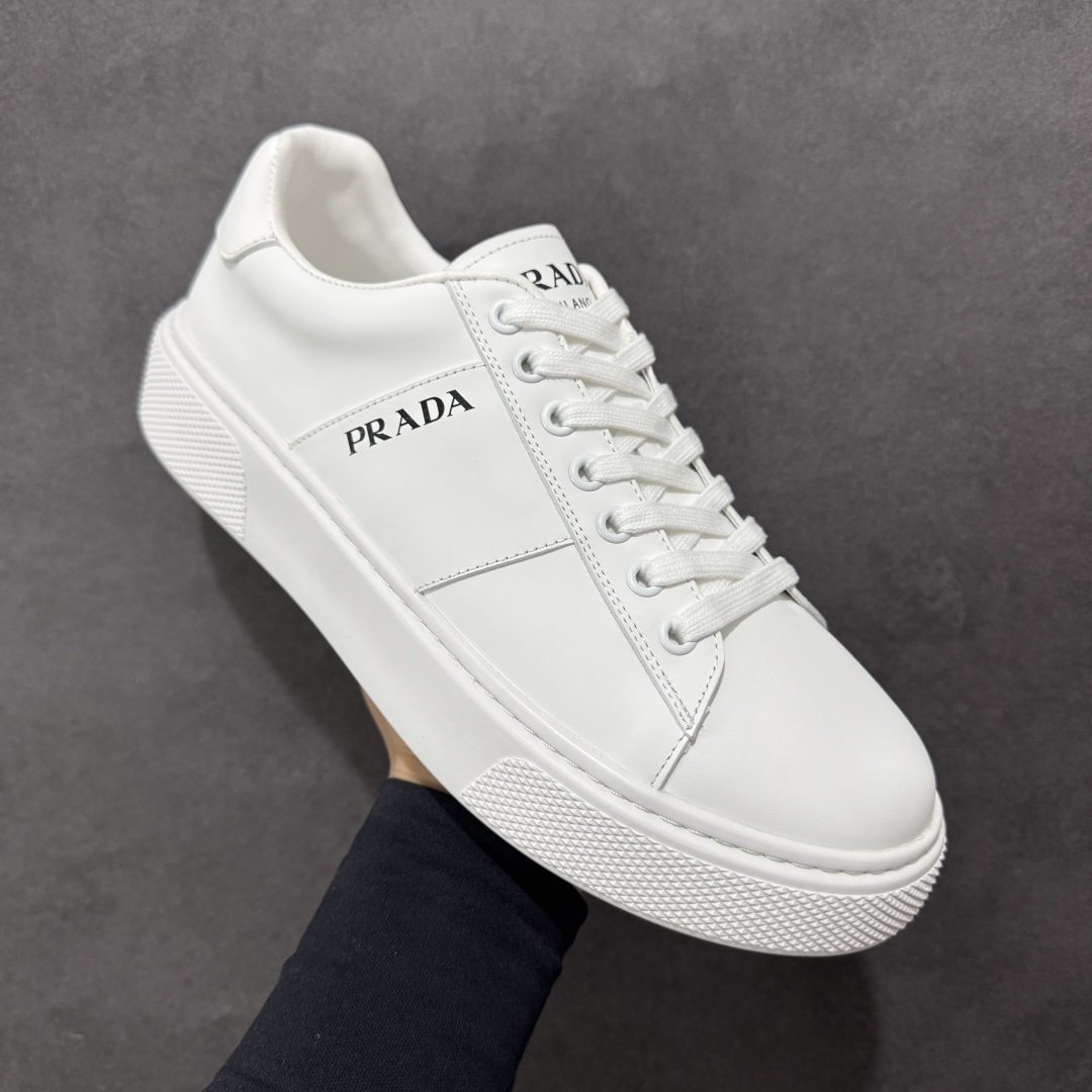 图片[3]-【广东纯原版本】意大利高奢品牌·PRADA普拉达运动板鞋百搭休闲小白鞋系列 #广东大厂品质 25ss春季新款 专柜同步 Prada Cloudbust Thunder运动鞋设计以雕塑感设计重新演绎PRADA独具时尚个性风格。大气个性更潮更抢眼更追求档次，它将颠覆旧念，与您共度时尚潮人必备! 面料采用原版进口小牛皮 牛皮内里垫脚 橡胶发泡大底 轻便防滑耐磨 脚感舒适 款式耐看做工精细 配以简洁利落的鞋楦 经典设计 步履间散发迷人韵味 展现独特风采。 尺码：38-44（皮鞋码）-选品中心