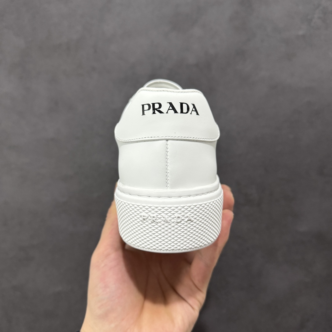 图片[4]-【广东纯原版本】意大利高奢品牌·PRADA普拉达运动板鞋百搭休闲小白鞋系列 #广东大厂品质 25ss春季新款 专柜同步 Prada Cloudbust Thunder运动鞋设计以雕塑感设计重新演绎PRADA独具时尚个性风格。大气个性更潮更抢眼更追求档次，它将颠覆旧念，与您共度时尚潮人必备! 面料采用原版进口小牛皮 牛皮内里垫脚 橡胶发泡大底 轻便防滑耐磨 脚感舒适 款式耐看做工精细 配以简洁利落的鞋楦 经典设计 步履间散发迷人韵味 展现独特风采。 尺码：38-44（皮鞋码）-选品中心