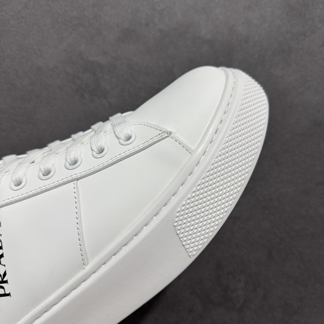 图片[5]-【广东纯原版本】意大利高奢品牌·PRADA普拉达运动板鞋百搭休闲小白鞋系列 #广东大厂品质 25ss春季新款 专柜同步 Prada Cloudbust Thunder运动鞋设计以雕塑感设计重新演绎PRADA独具时尚个性风格。大气个性更潮更抢眼更追求档次，它将颠覆旧念，与您共度时尚潮人必备! 面料采用原版进口小牛皮 牛皮内里垫脚 橡胶发泡大底 轻便防滑耐磨 脚感舒适 款式耐看做工精细 配以简洁利落的鞋楦 经典设计 步履间散发迷人韵味 展现独特风采。 尺码：38-44（皮鞋码）-选品中心