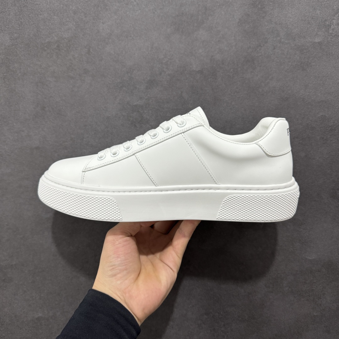图片[2]-【广东纯原版本】意大利高奢品牌·PRADA普拉达运动板鞋百搭休闲小白鞋系列 #广东大厂品质 25ss春季新款 专柜同步 Prada Cloudbust Thunder运动鞋设计以雕塑感设计重新演绎PRADA独具时尚个性风格。大气个性更潮更抢眼更追求档次，它将颠覆旧念，与您共度时尚潮人必备! 面料采用原版进口小牛皮 牛皮内里垫脚 橡胶发泡大底 轻便防滑耐磨 脚感舒适 款式耐看做工精细 配以简洁利落的鞋楦 经典设计 步履间散发迷人韵味 展现独特风采。 尺码：38-44（皮鞋码）-选品中心