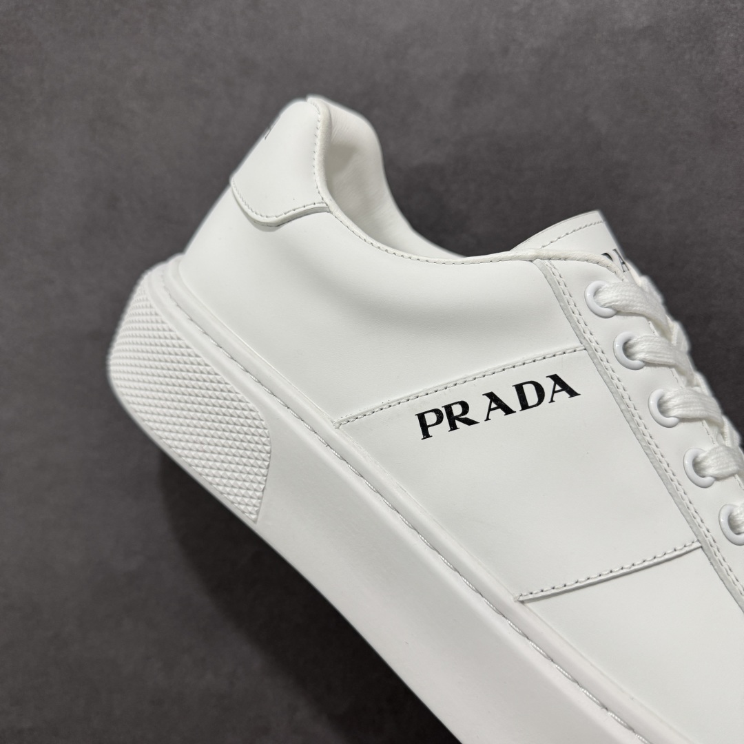 图片[6]-【广东纯原版本】意大利高奢品牌·PRADA普拉达运动板鞋百搭休闲小白鞋系列 #广东大厂品质 25ss春季新款 专柜同步 Prada Cloudbust Thunder运动鞋设计以雕塑感设计重新演绎PRADA独具时尚个性风格。大气个性更潮更抢眼更追求档次，它将颠覆旧念，与您共度时尚潮人必备! 面料采用原版进口小牛皮 牛皮内里垫脚 橡胶发泡大底 轻便防滑耐磨 脚感舒适 款式耐看做工精细 配以简洁利落的鞋楦 经典设计 步履间散发迷人韵味 展现独特风采。 尺码：38-44（皮鞋码）-选品中心