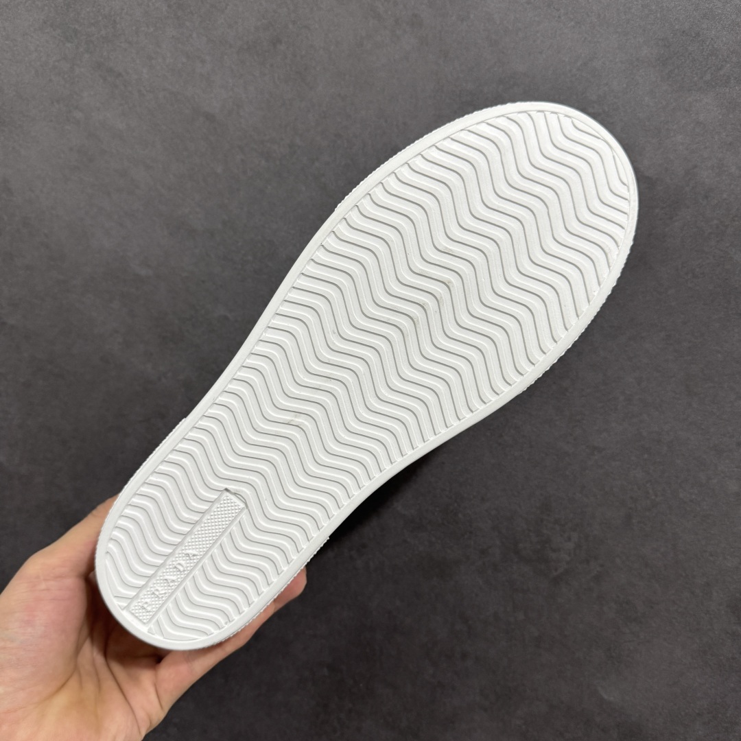 图片[9]-【广东纯原版本】意大利高奢品牌·PRADA普拉达运动板鞋百搭休闲小白鞋系列 #广东大厂品质 25ss春季新款 专柜同步 Prada Cloudbust Thunder运动鞋设计以雕塑感设计重新演绎PRADA独具时尚个性风格。大气个性更潮更抢眼更追求档次，它将颠覆旧念，与您共度时尚潮人必备! 面料采用原版进口小牛皮 牛皮内里垫脚 橡胶发泡大底 轻便防滑耐磨 脚感舒适 款式耐看做工精细 配以简洁利落的鞋楦 经典设计 步履间散发迷人韵味 展现独特风采。 尺码：38-44（皮鞋码）-选品中心