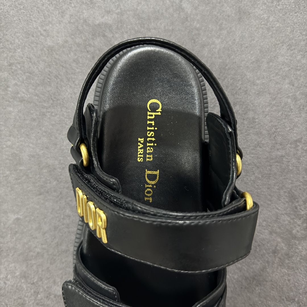 图片[7]-【广东纯原版本】Dior 迪奥 Act 夏季羊皮凉鞋、拖鞋 鬼佬外贸冲正 高端零售专供品质 经典百搭. 适合夏季各种风格搭配 采用纯羊皮制作，轻盈舒适、透气.脚感丝滑。鞋面饰带采用魔术贴开合 搭配金色饰面金属标志装饰 可为各式造型增添现代风范 尺码：35 36 37 38 39 40 备注：此款凉鞋尺码偏小建议大一码-选品中心