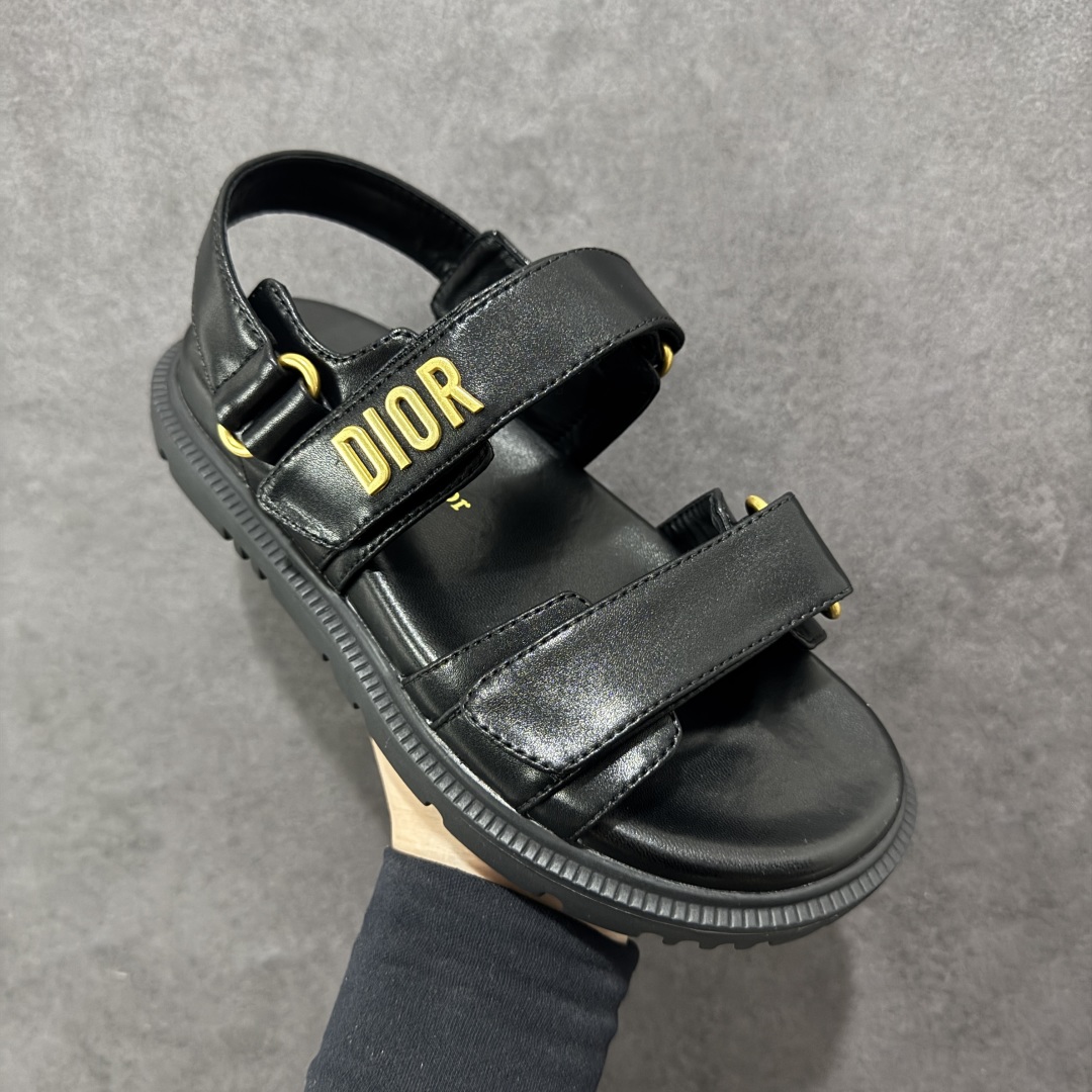 图片[3]-【广东纯原版本】Dior 迪奥 Act 夏季羊皮凉鞋、拖鞋 鬼佬外贸冲正 高端零售专供品质 经典百搭. 适合夏季各种风格搭配 采用纯羊皮制作，轻盈舒适、透气.脚感丝滑。鞋面饰带采用魔术贴开合 搭配金色饰面金属标志装饰 可为各式造型增添现代风范 尺码：35 36 37 38 39 40 备注：此款凉鞋尺码偏小建议大一码-选品中心