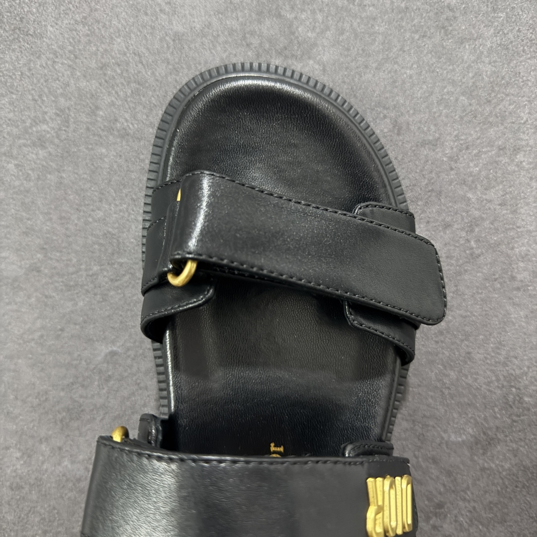 图片[8]-【广东纯原版本】Dior 迪奥 Act 夏季羊皮凉鞋、拖鞋 鬼佬外贸冲正 高端零售专供品质 经典百搭. 适合夏季各种风格搭配 采用纯羊皮制作，轻盈舒适、透气.脚感丝滑。鞋面饰带采用魔术贴开合 搭配金色饰面金属标志装饰 可为各式造型增添现代风范 尺码：35 36 37 38 39 40 备注：此款凉鞋尺码偏小建议大一码-选品中心