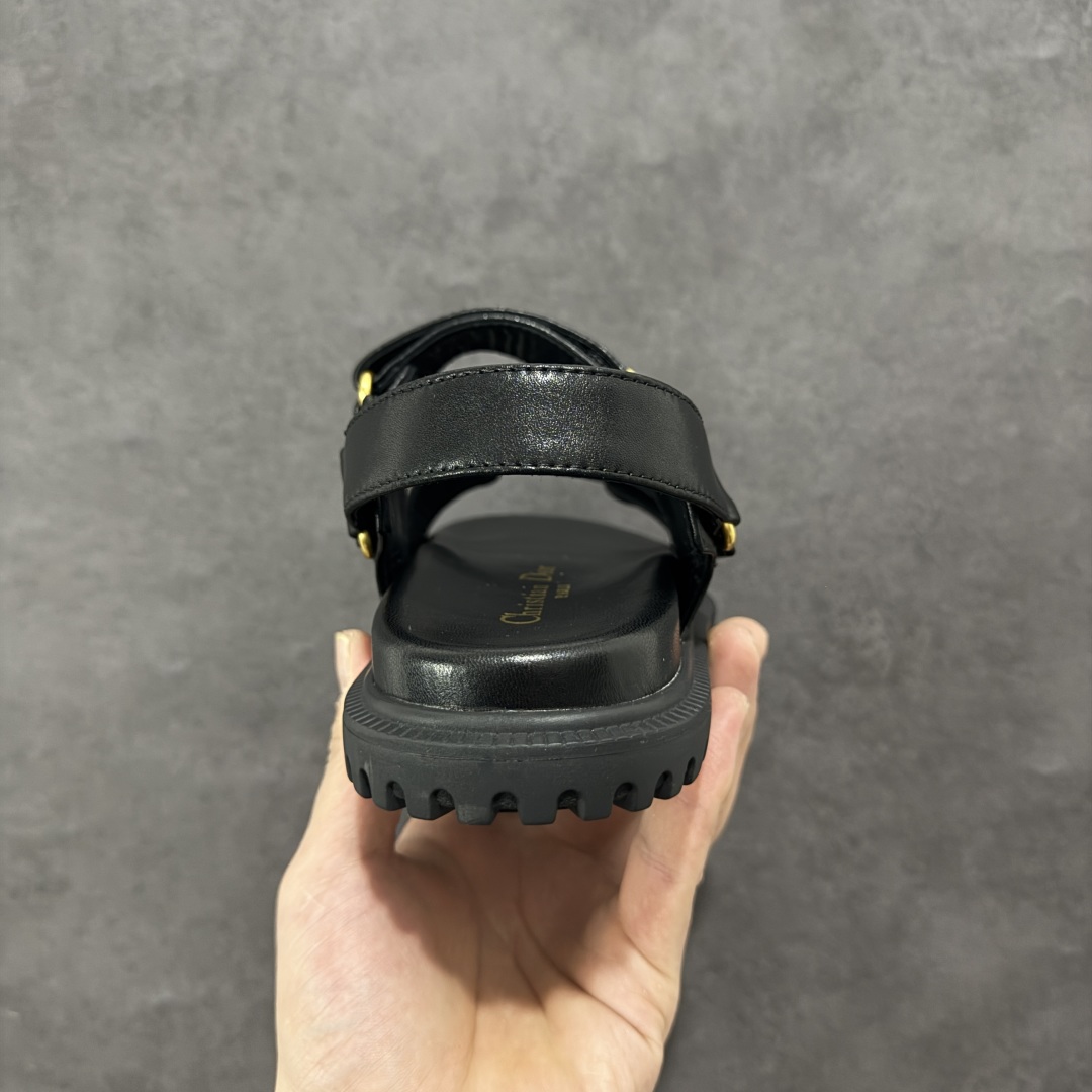 图片[4]-【广东纯原版本】Dior 迪奥 Act 夏季羊皮凉鞋、拖鞋 鬼佬外贸冲正 高端零售专供品质 经典百搭. 适合夏季各种风格搭配 采用纯羊皮制作，轻盈舒适、透气.脚感丝滑。鞋面饰带采用魔术贴开合 搭配金色饰面金属标志装饰 可为各式造型增添现代风范 尺码：35 36 37 38 39 40 备注：此款凉鞋尺码偏小建议大一码-选品中心