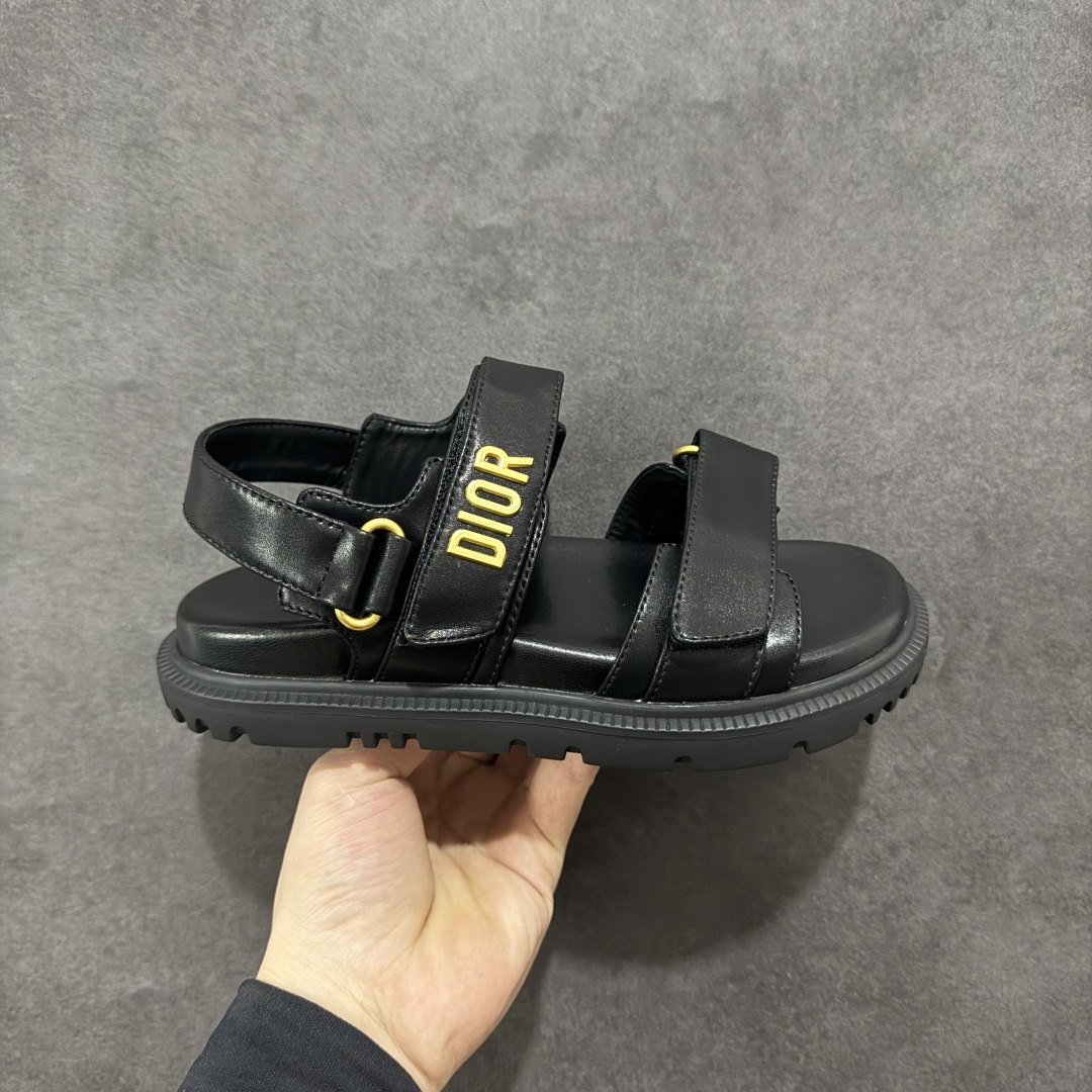 【广东纯原版本】Dior 迪奥 Act 夏季羊皮凉鞋、拖鞋 鬼佬外贸冲正 高端零售专供品质 经典百搭. 适合夏季各种风格搭配 采用纯羊皮制作,轻盈舒适、透气.脚感丝滑。鞋面饰带采用魔术贴开合 搭配金色饰面金属标志装饰 可为各式造型增添现代风范 尺码:35 36 37 38 39 40 备注:此款凉鞋尺码偏小建议大一码-选品中心