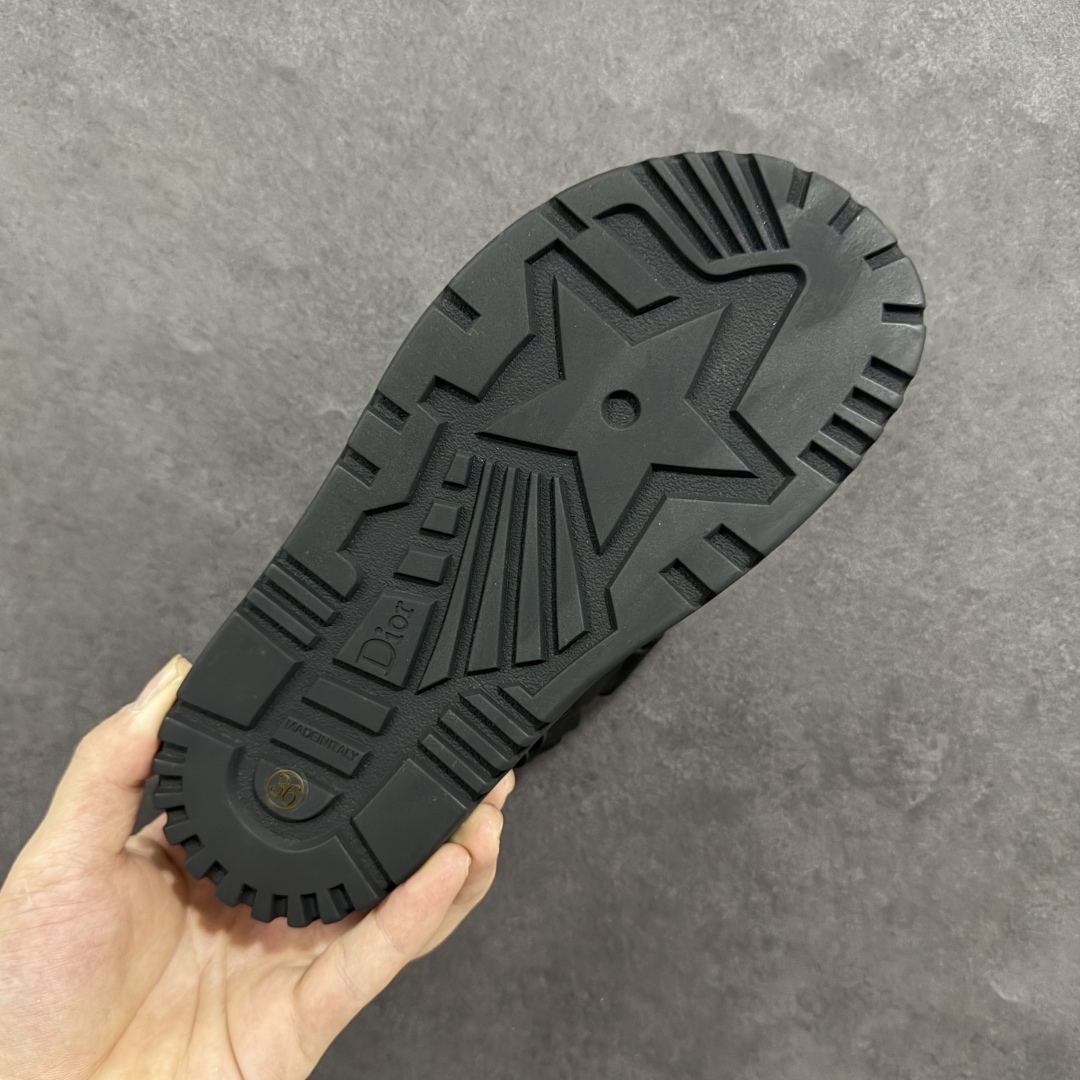 图片[9]-【广东纯原版本】Dior 迪奥 Act 夏季羊皮凉鞋、拖鞋 鬼佬外贸冲正 高端零售专供品质 经典百搭. 适合夏季各种风格搭配 采用纯羊皮制作，轻盈舒适、透气.脚感丝滑。鞋面饰带采用魔术贴开合 搭配金色饰面金属标志装饰 可为各式造型增添现代风范 尺码：35 36 37 38 39 40 备注：此款凉鞋尺码偏小建议大一码-选品中心