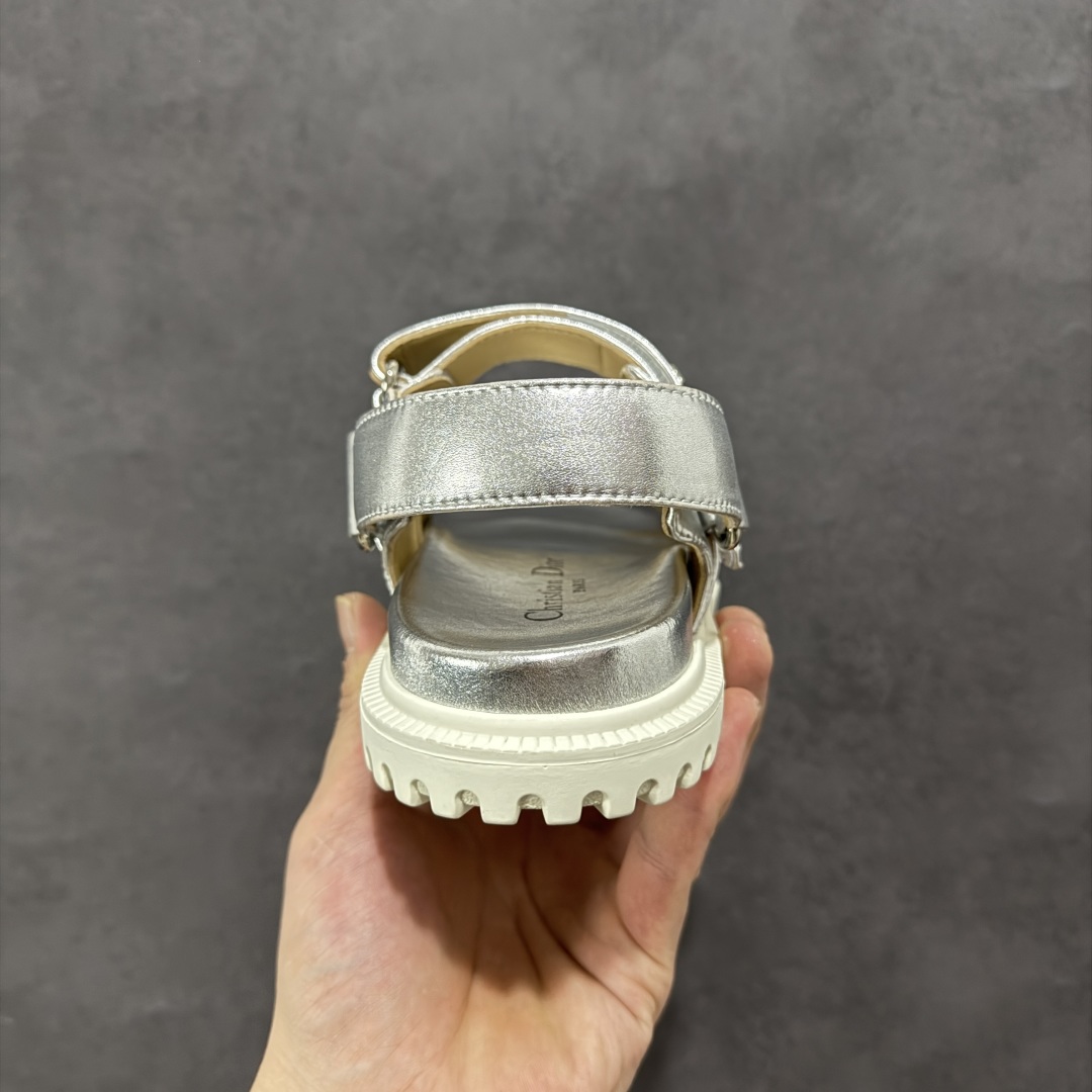 图片[4]-【广东纯原版本】Dior 迪奥 Act 夏季羊皮凉鞋、拖鞋 鬼佬外贸冲正 高端零售专供品质 经典百搭. 适合夏季各种风格搭配 采用纯羊皮制作，轻盈舒适、透气.脚感丝滑。鞋面饰带采用魔术贴开合 搭配金色饰面金属标志装饰 可为各式造型增添现代风范 尺码：35 36 37 38 39 40 备注：此款凉鞋尺码偏小建议大一码-选品中心