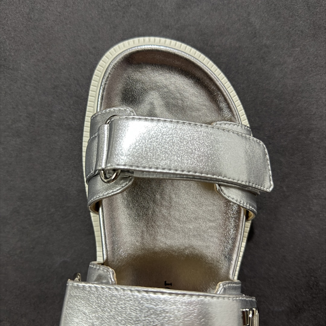 图片[8]-【广东纯原版本】Dior 迪奥 Act 夏季羊皮凉鞋、拖鞋 鬼佬外贸冲正 高端零售专供品质 经典百搭. 适合夏季各种风格搭配 采用纯羊皮制作，轻盈舒适、透气.脚感丝滑。鞋面饰带采用魔术贴开合 搭配金色饰面金属标志装饰 可为各式造型增添现代风范 尺码：35 36 37 38 39 40 备注：此款凉鞋尺码偏小建议大一码-选品中心